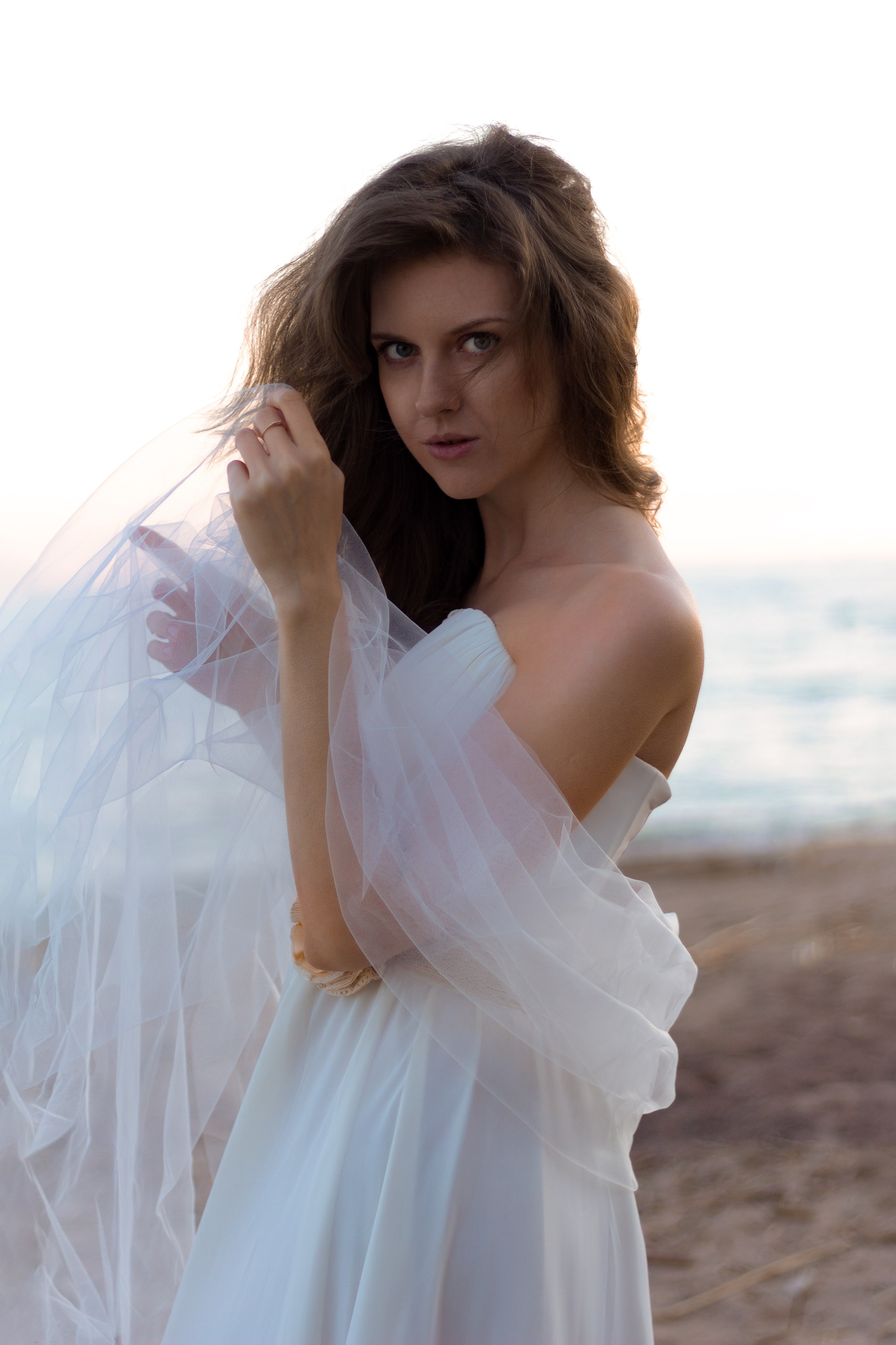 Девушка в белом платье. Девушка на берегу залива.