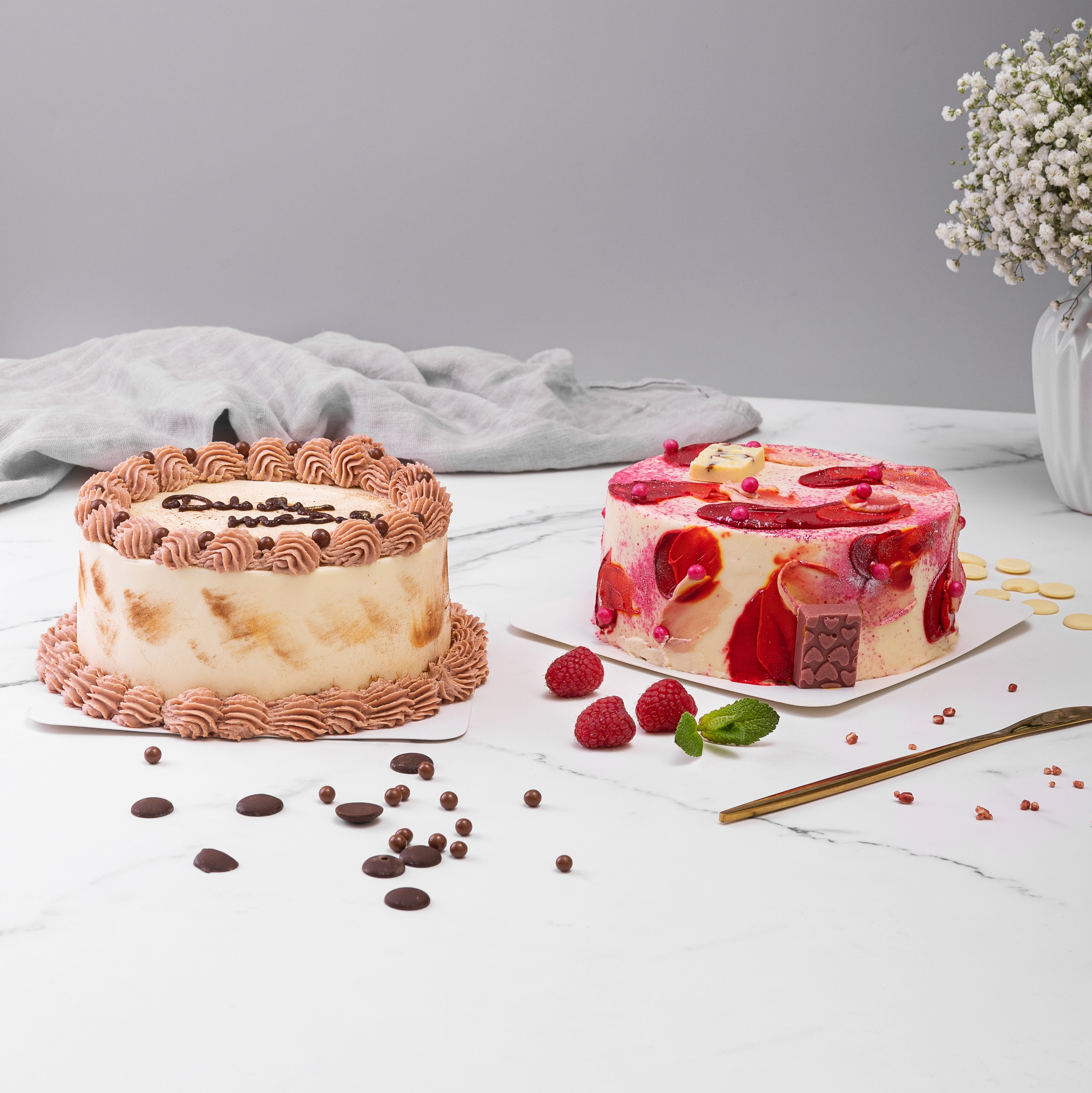 Торт Малиновый йогурт и Молочный ломтик на столе