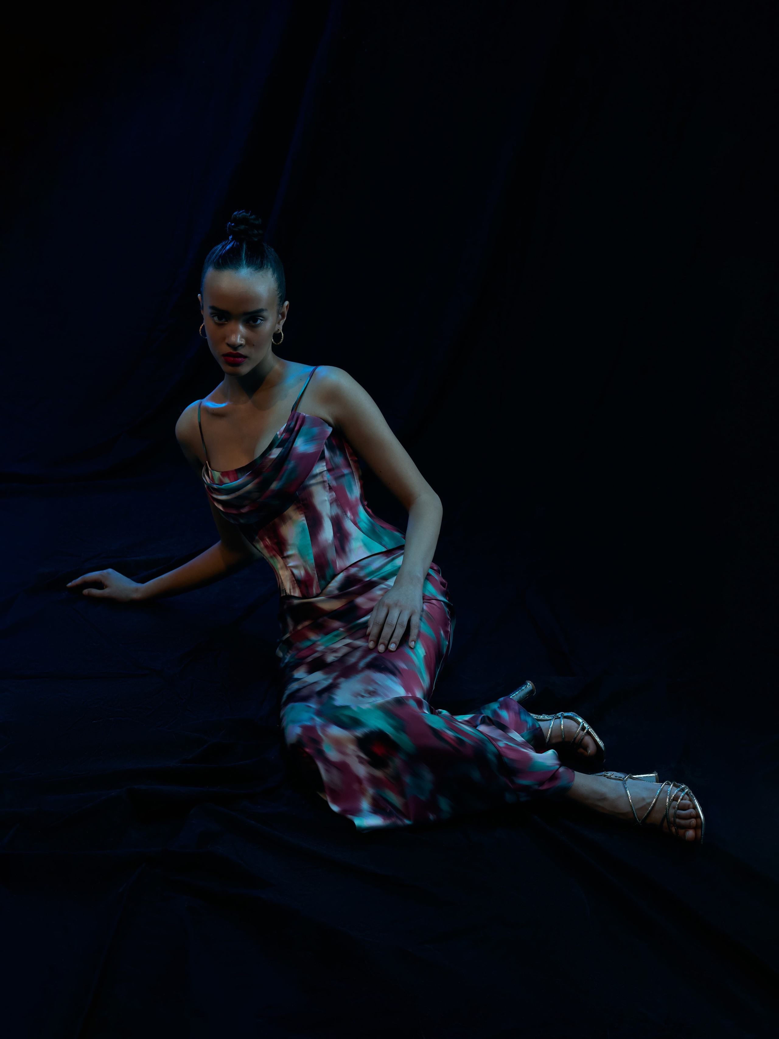 Фэшн-история на черном фоне. Анна Потявина. Фотограф Москва