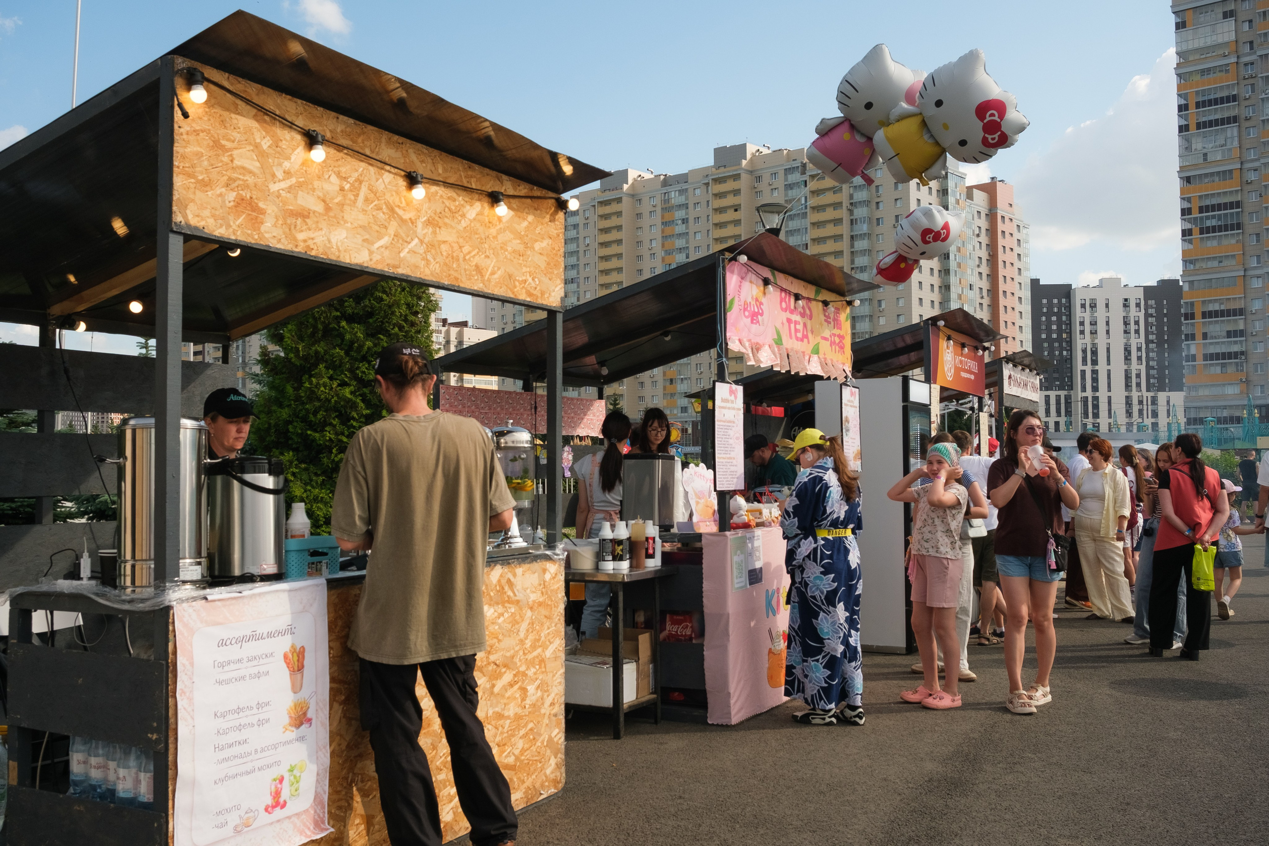 Летний фудкорт на ярмарке Open Space Market в объективе репортажного фотографа из Казани