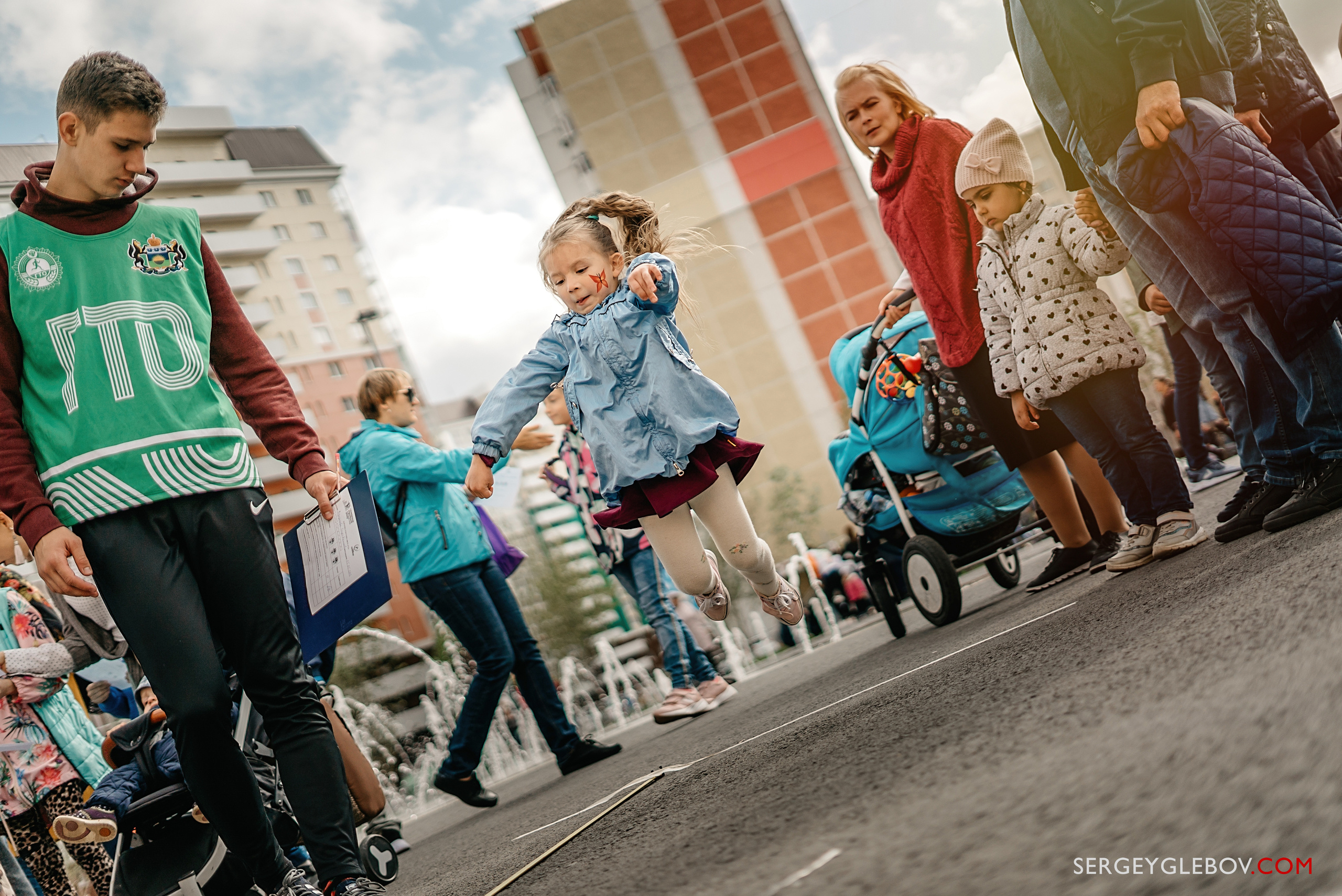Семья во дворе, семья, Тюмень, центр семья, детские фото, фотограф, Тюмень