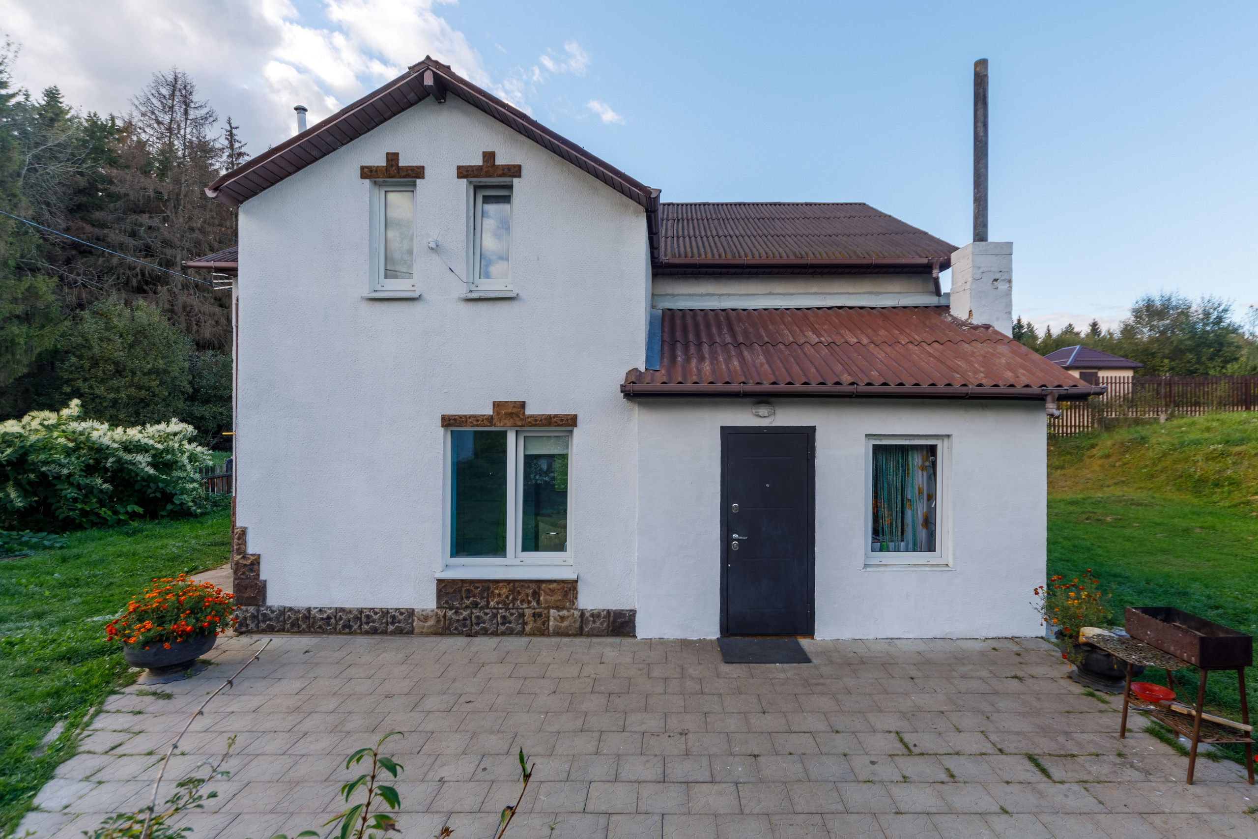 Фасад жилого дома в деревне Сосновая под Минском