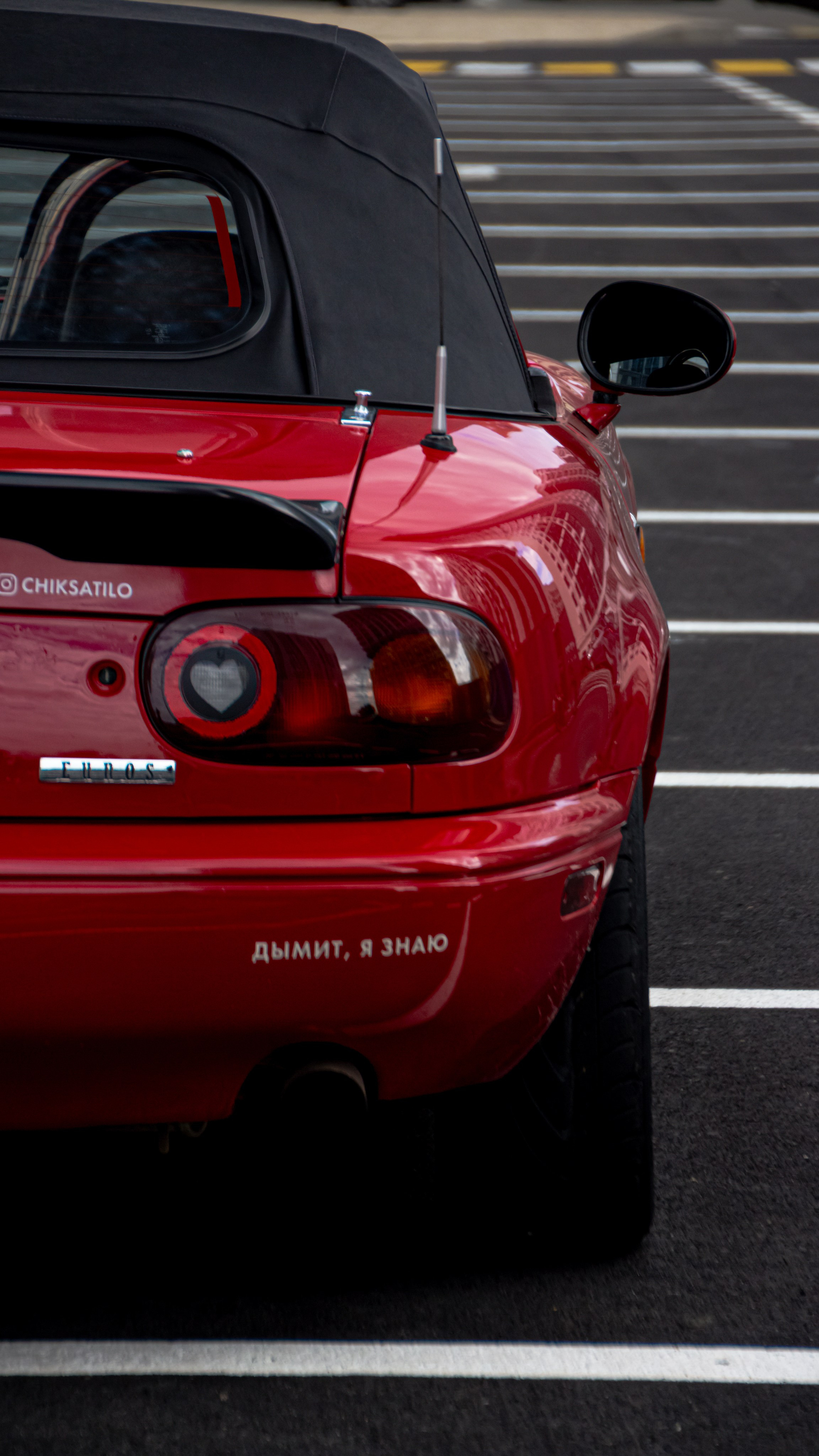 Фото Mazda MX-5 Miata (Eunos Roadster) NA: красный родстер