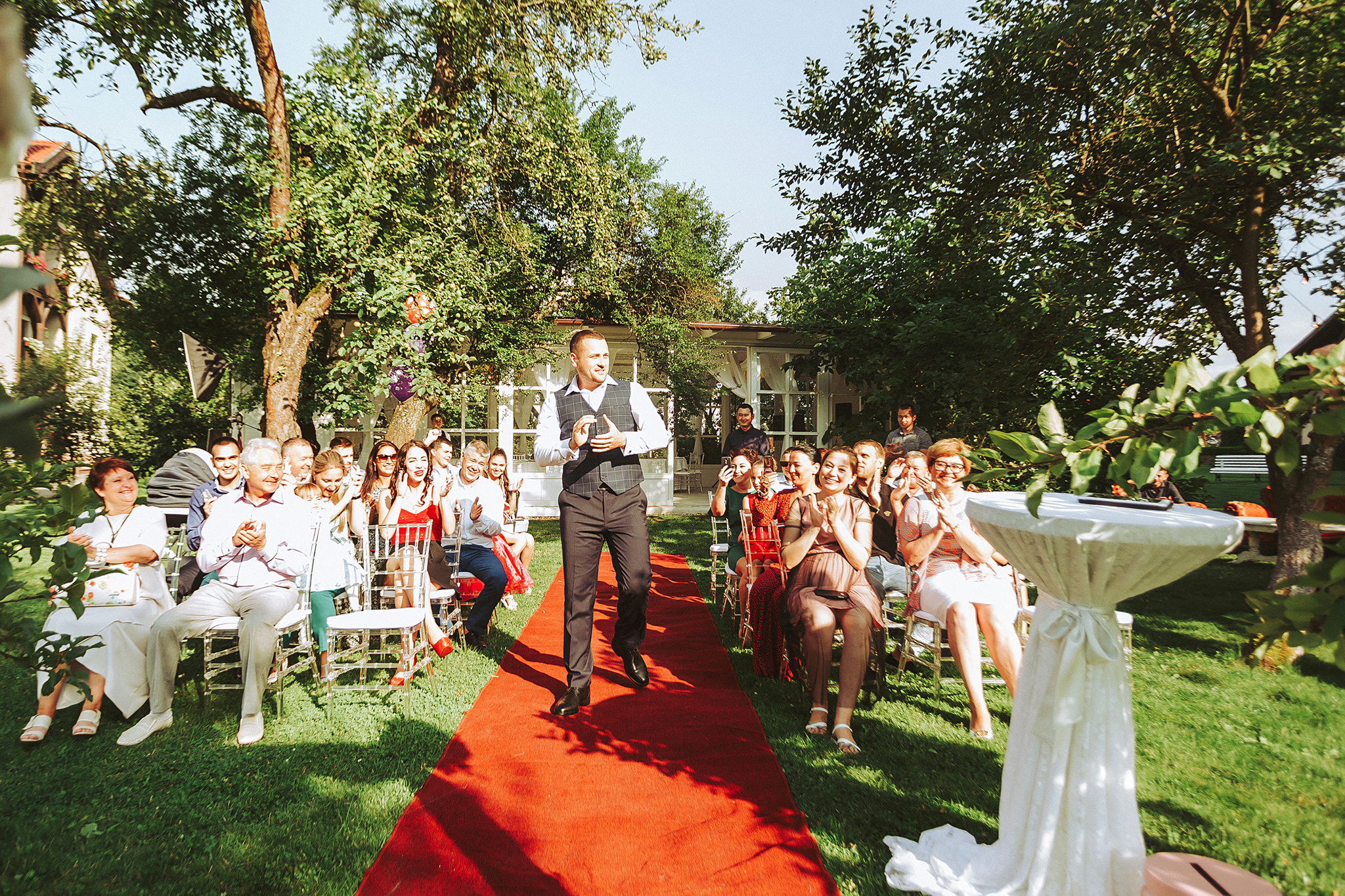 Жених и дет на выездную свадебную регистрацию