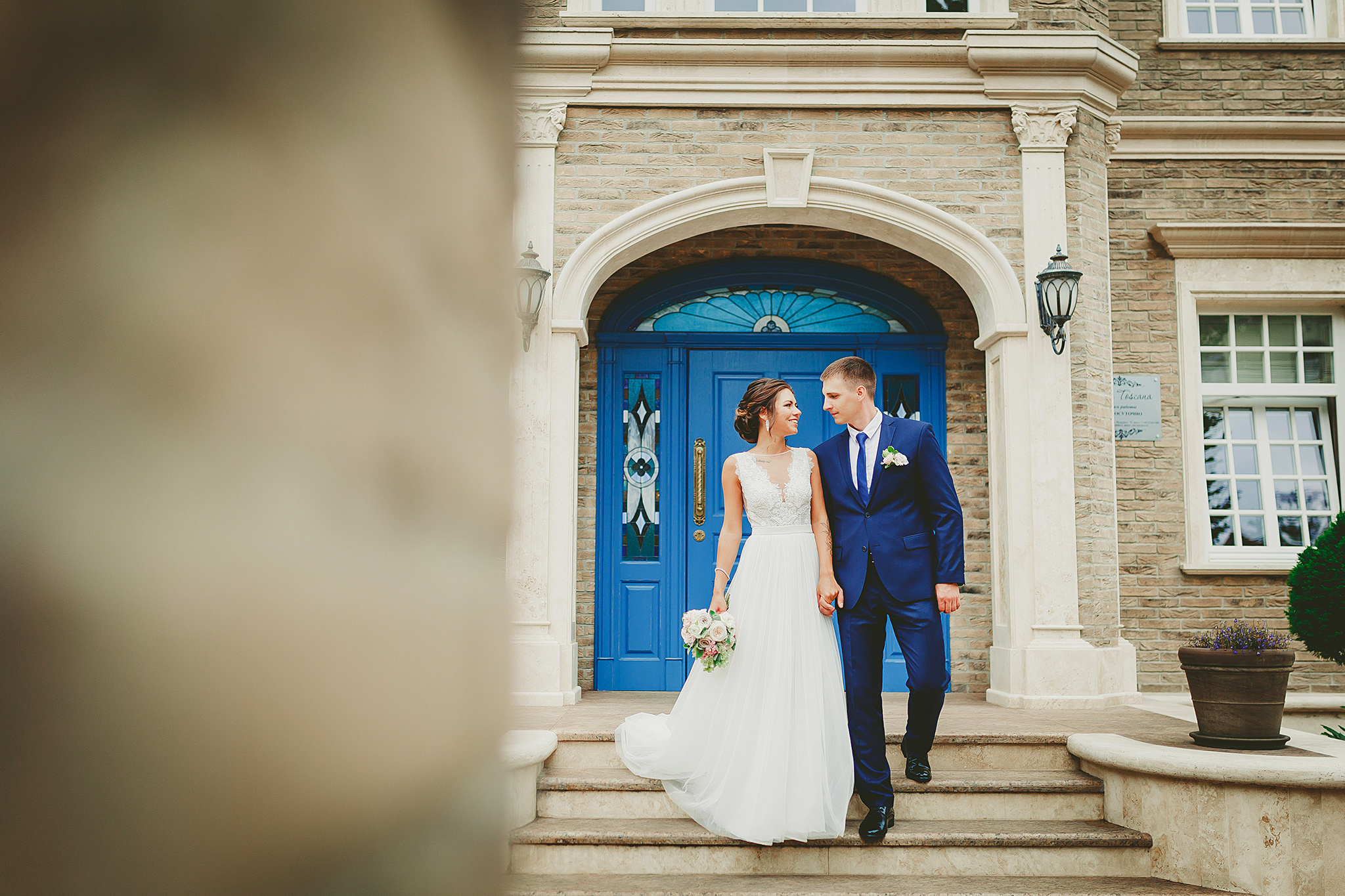 жених смотрит на красивую невесту