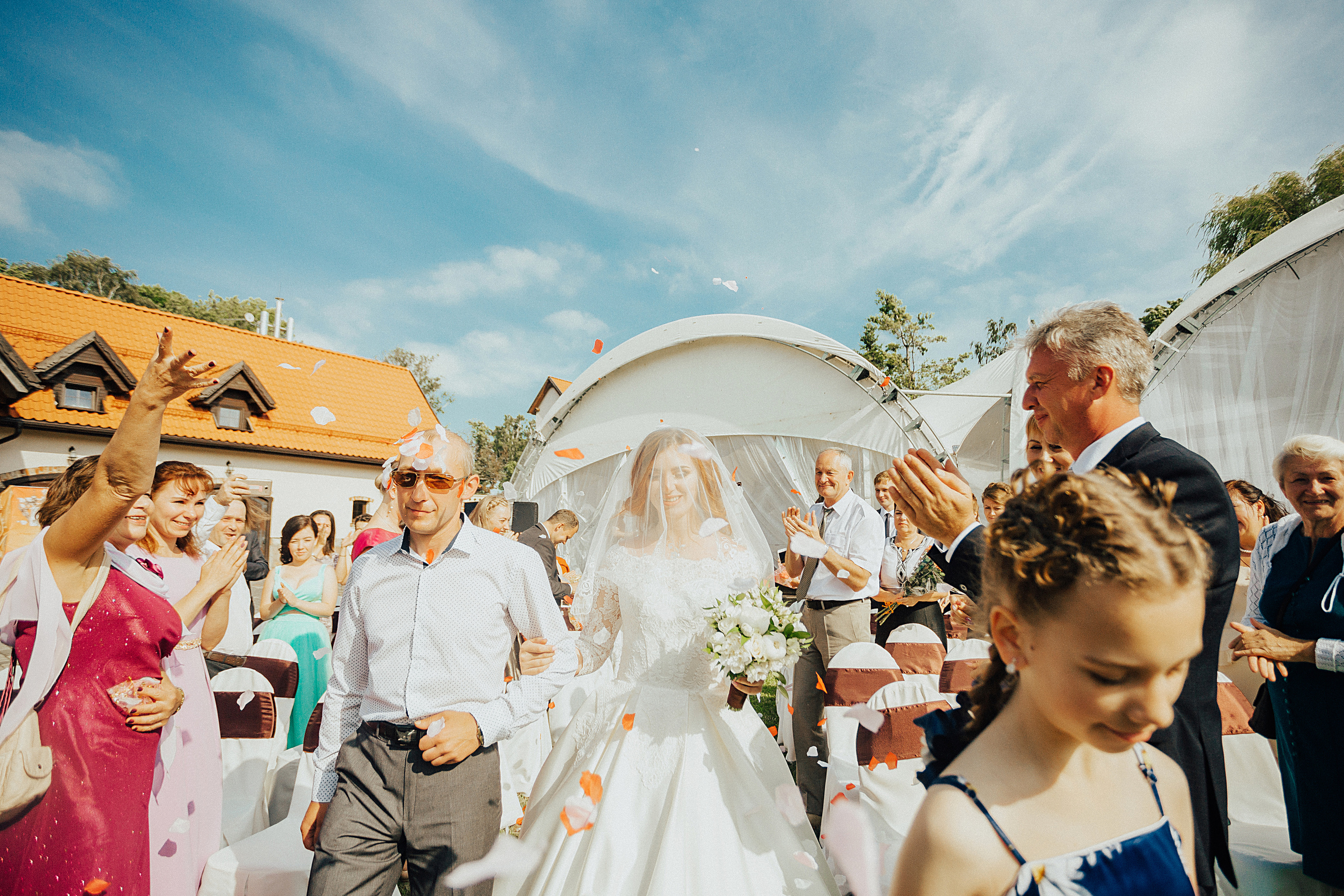 Папа ведет дочь на свадебную торжественную выездную регистрацию