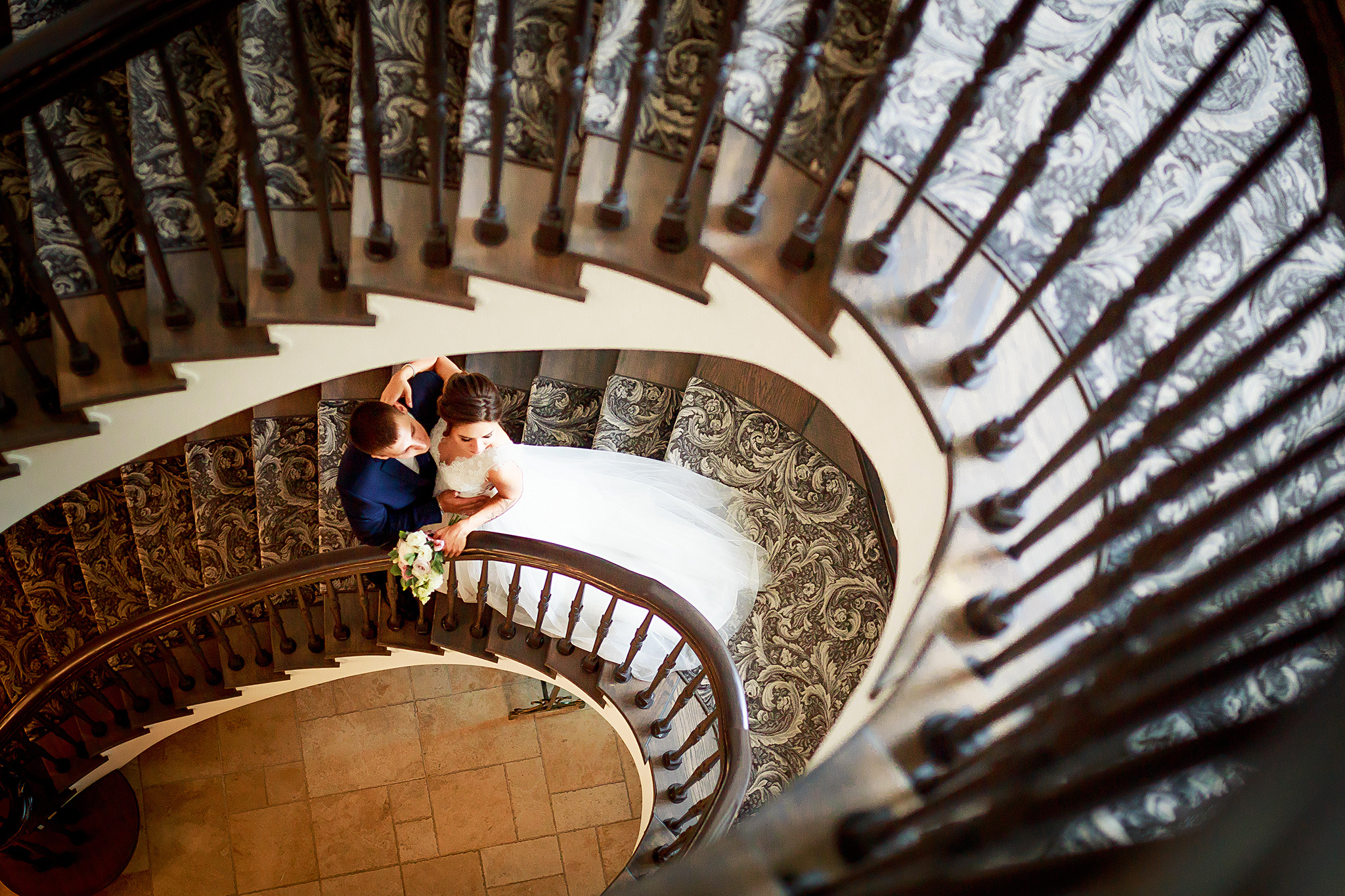 Молодожены на винтовой лестнице в отеле Вилла Тоскана Калининград