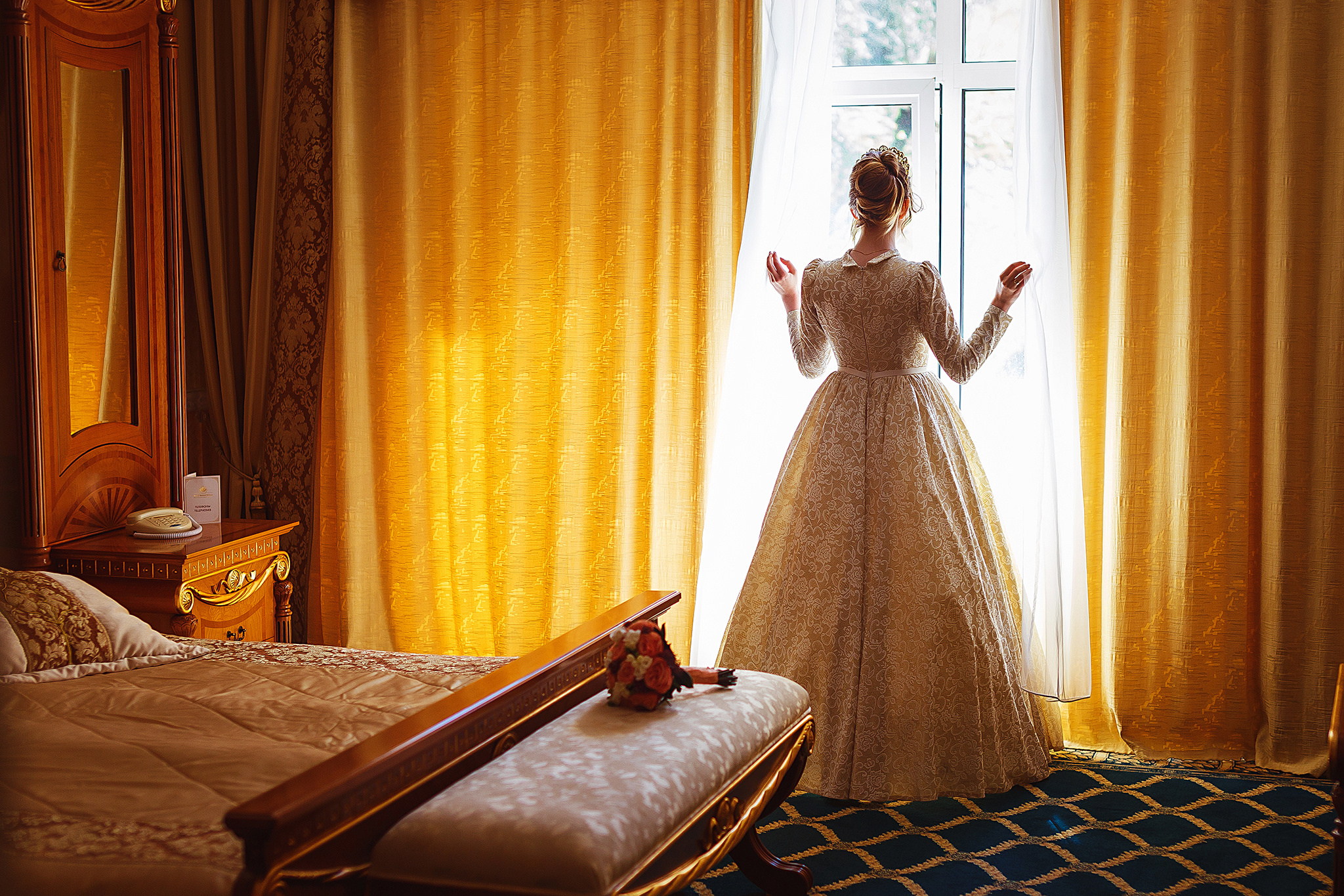 невеста в шикарном номере отеля