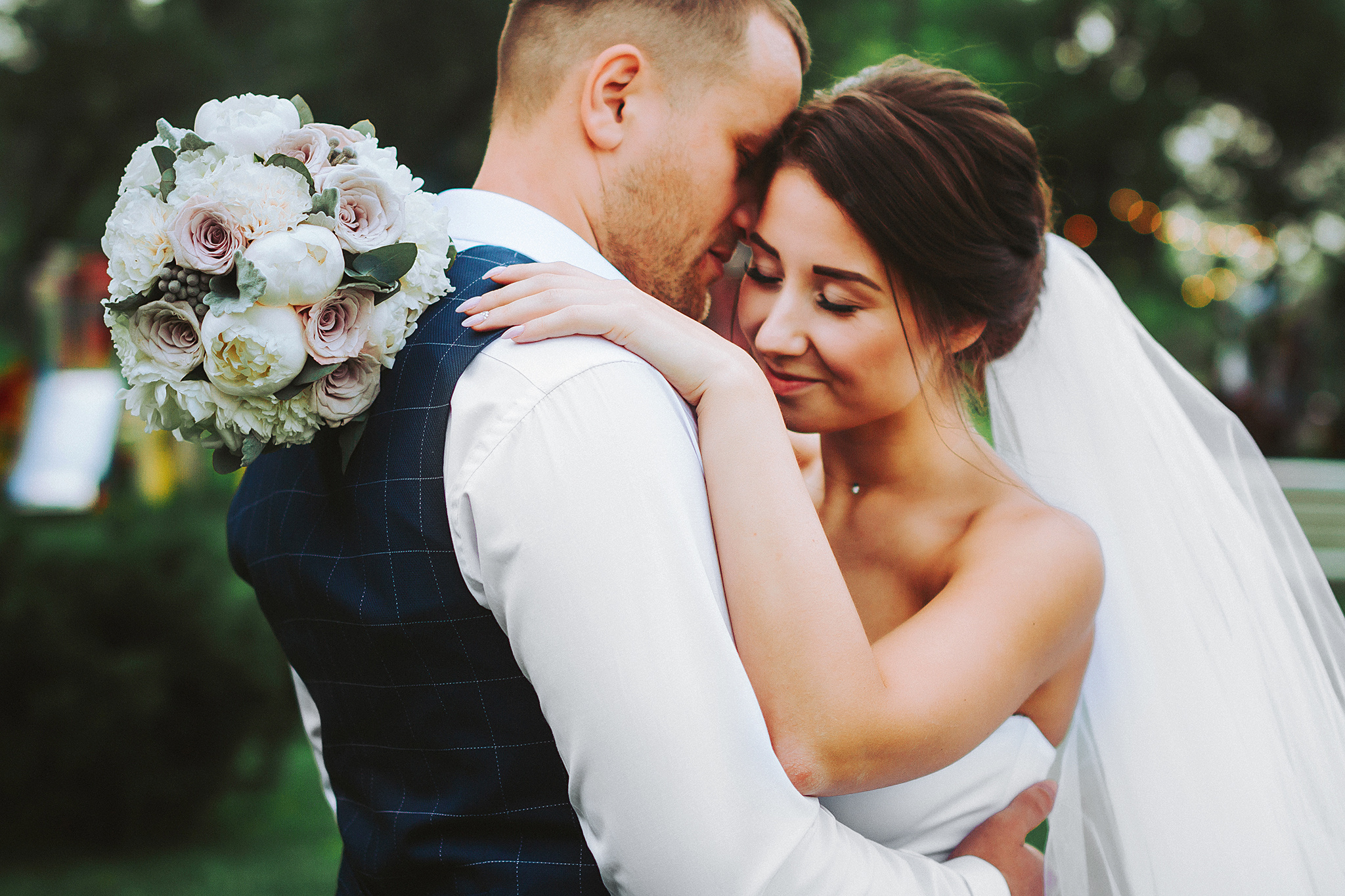 Невеста нежно касается жениха