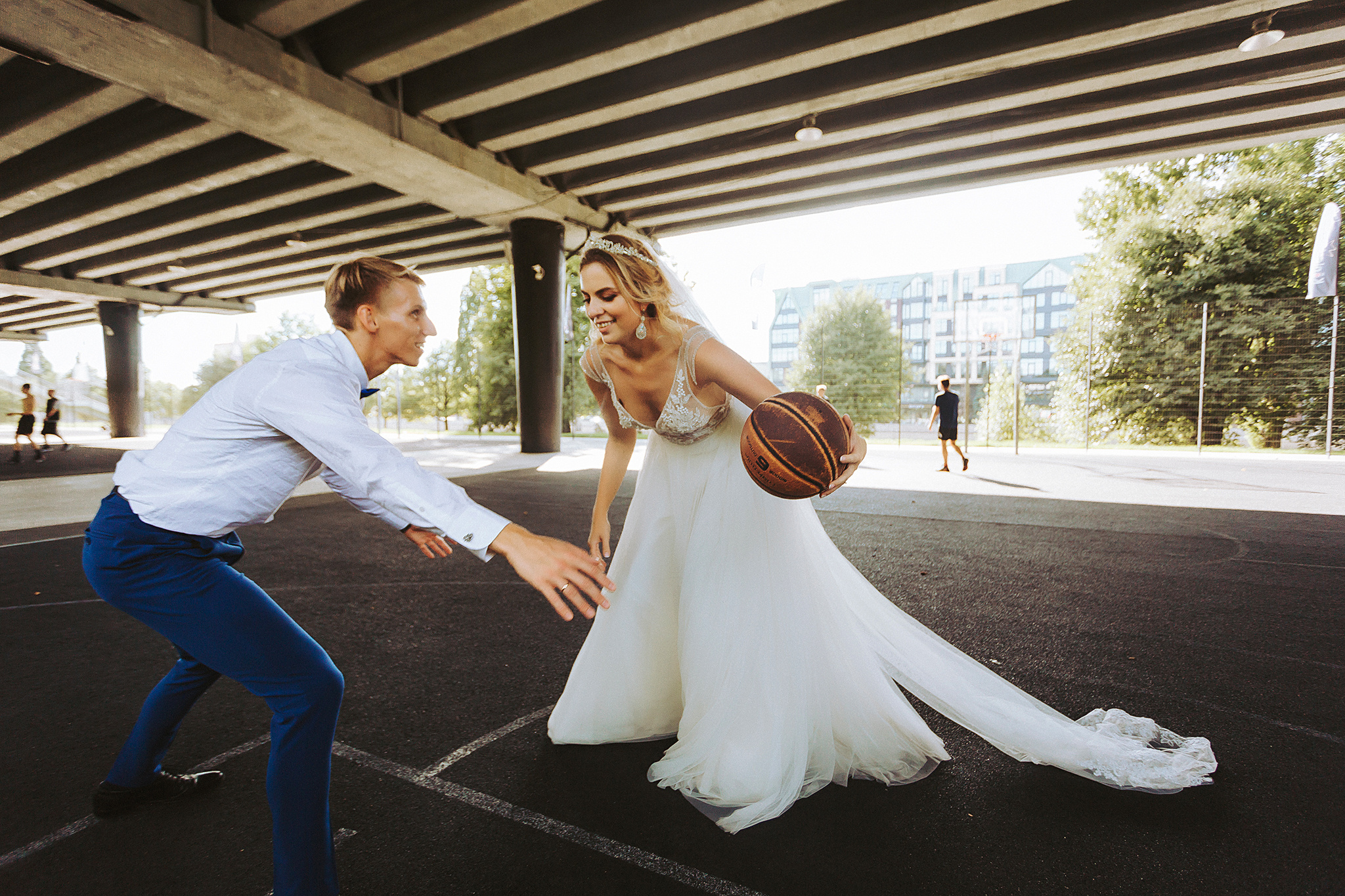 Молодожены играют в баскетбол