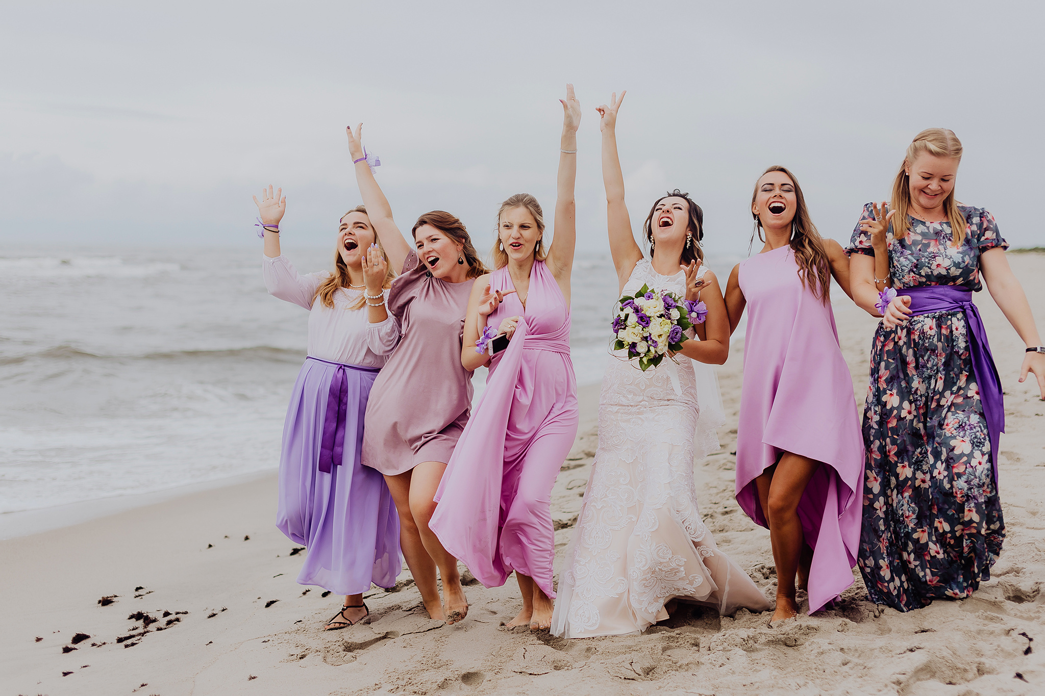 Невеста с подружками весело гуляют на берегу Балтийского моря