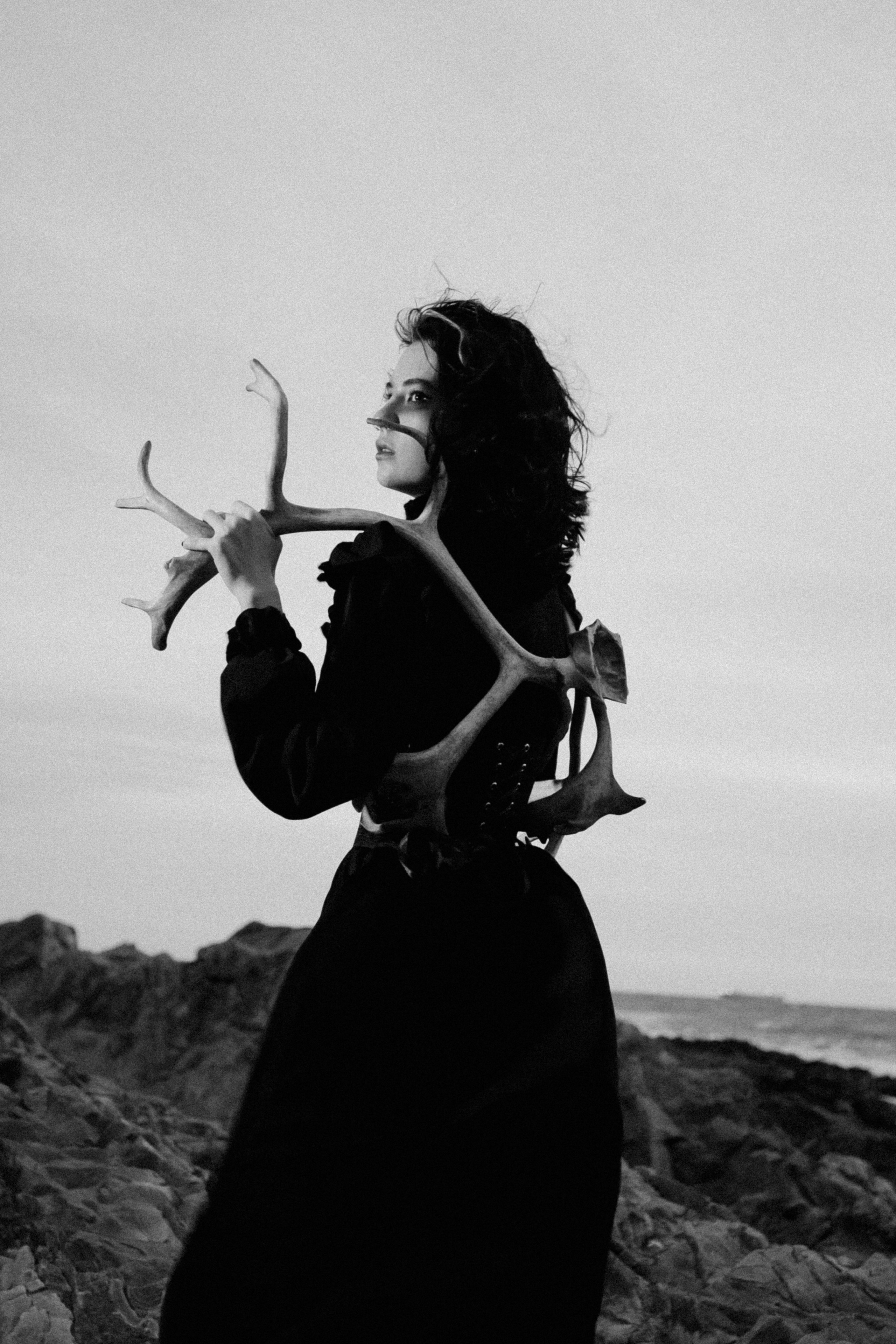 Съёмка у моря с оленьими рогами