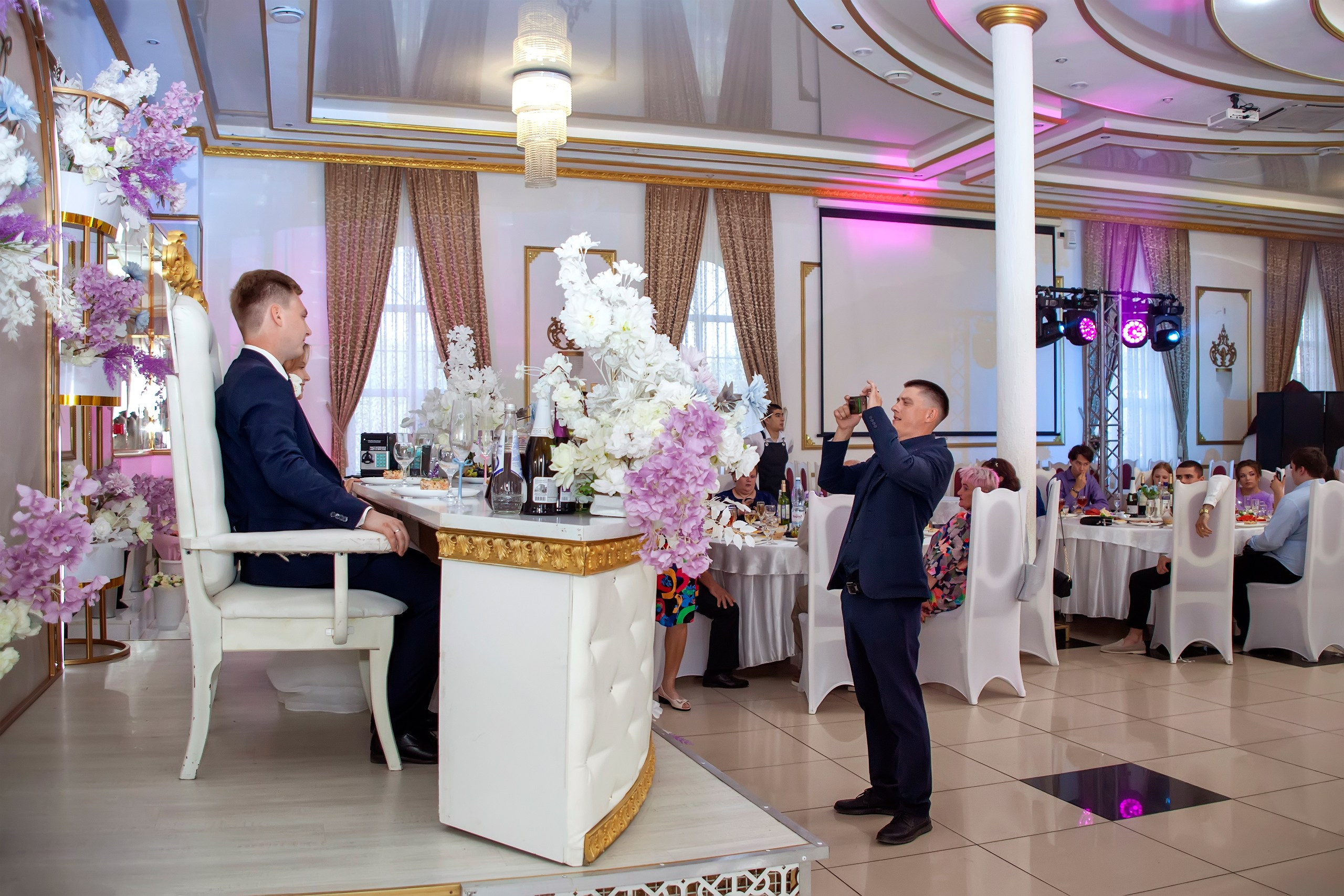 Гость фотографирует молодых на телефон - свадебные фотосессии в Ульяновске