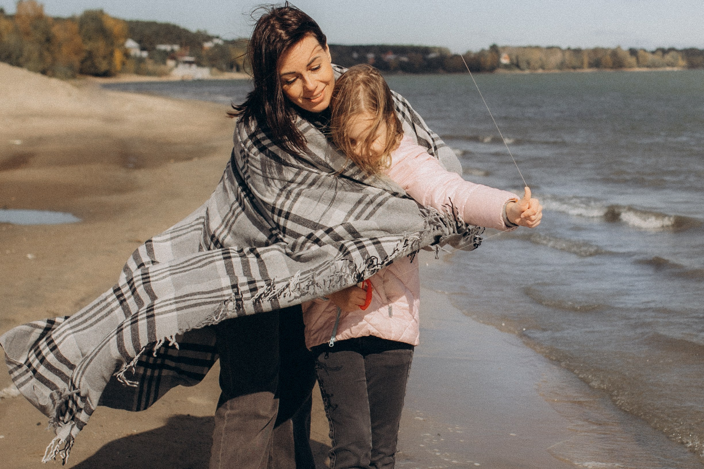 Аня с Ясей и Соней на Обском, осень. Семейный фотограф lifestyle в Новосибирске Елена Шпилевая