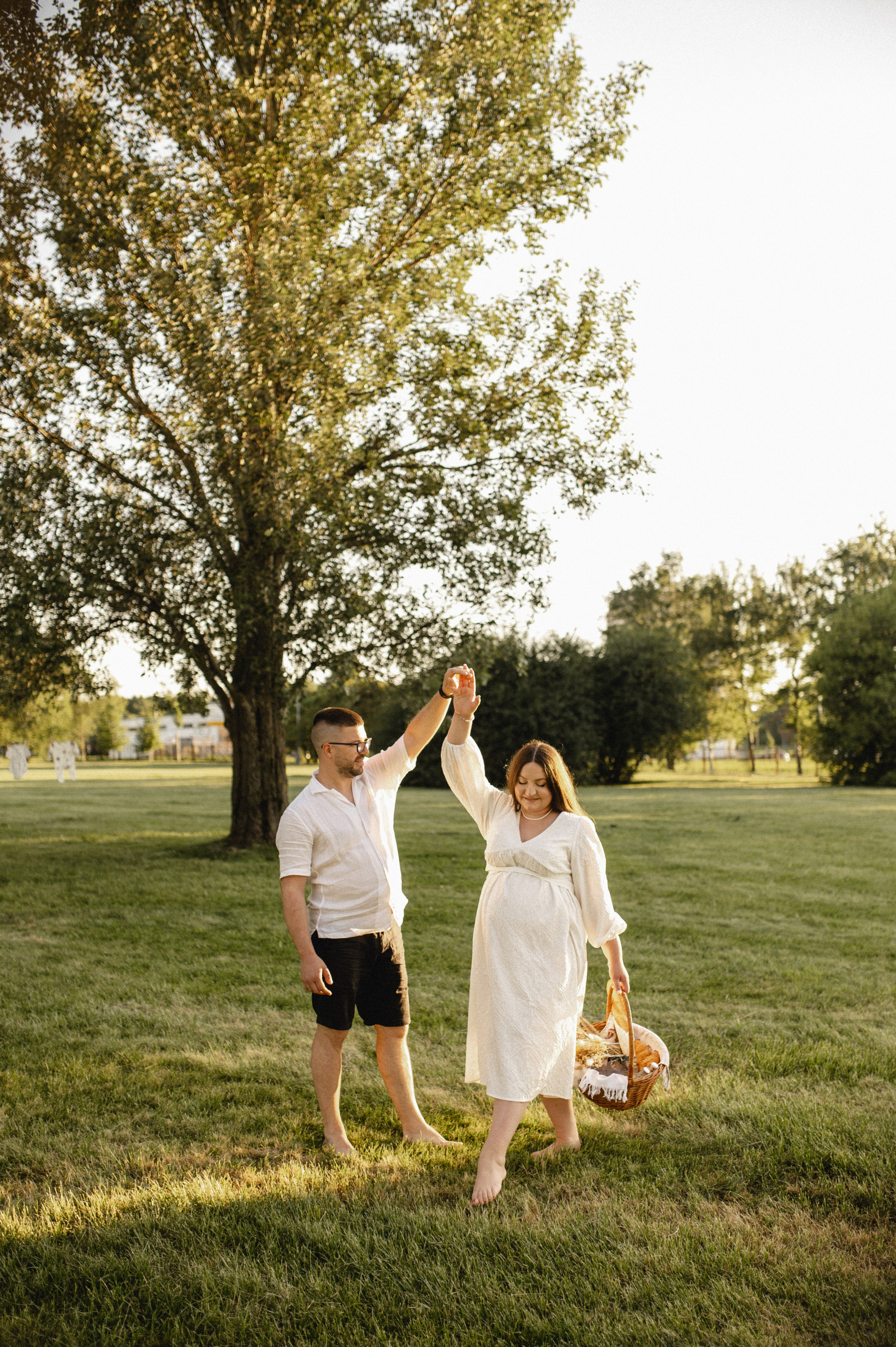 Фотосессия беременности на природе в парке Москвы. Семейная фотосессия Бутово Москва фотограф Алина Морщагина