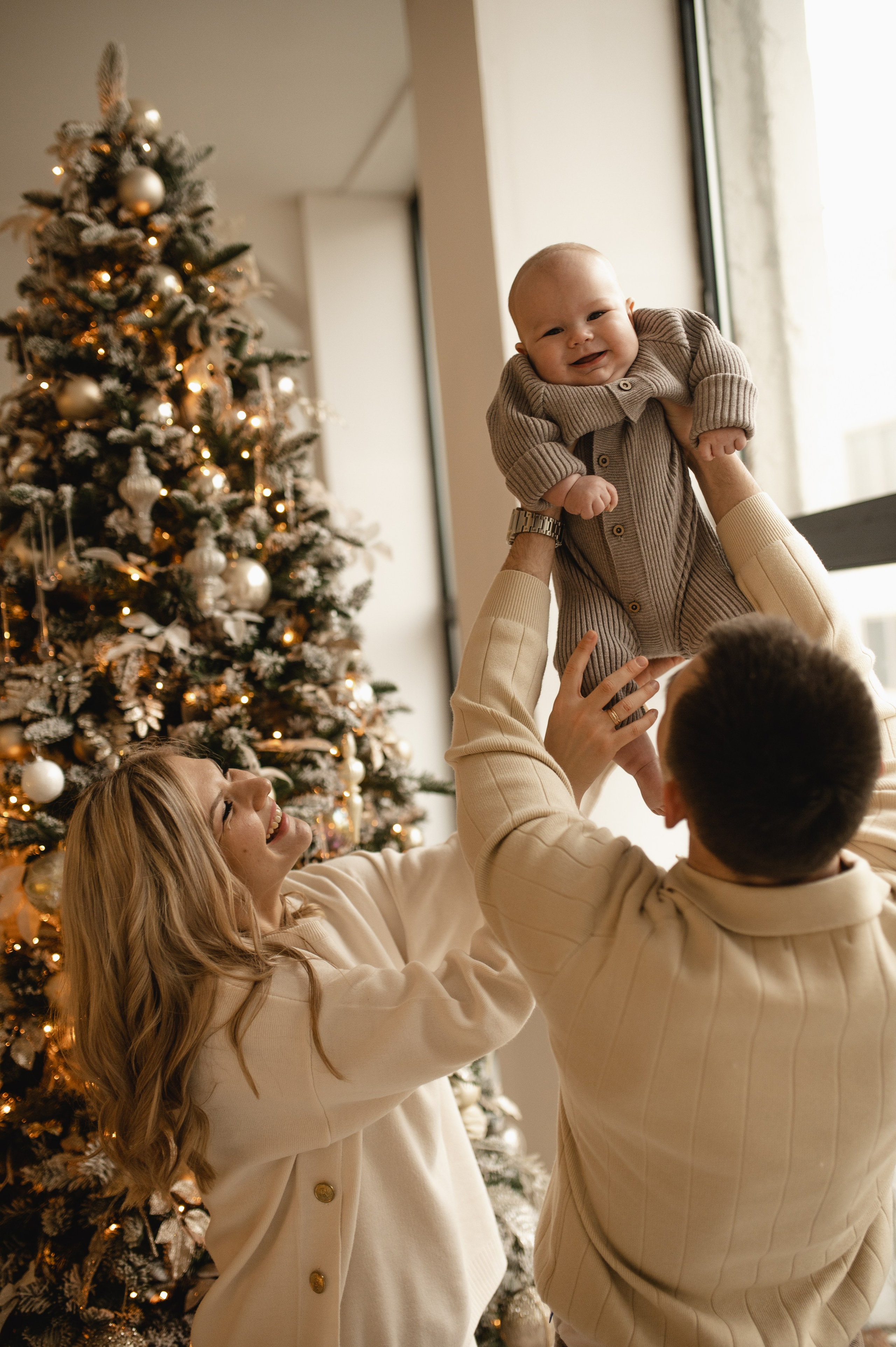 Новогодняя фотосессия в студии с малышом 6 месяцев в Бутово. Семейная фотосессия Бутово Москва фотограф Алина Морщагина
