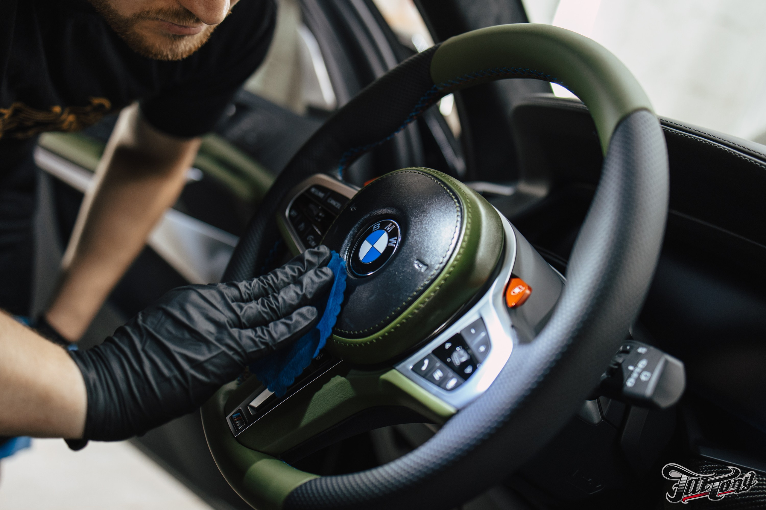 BMW X5M пошив салона в зеленую кожу. DeLorein