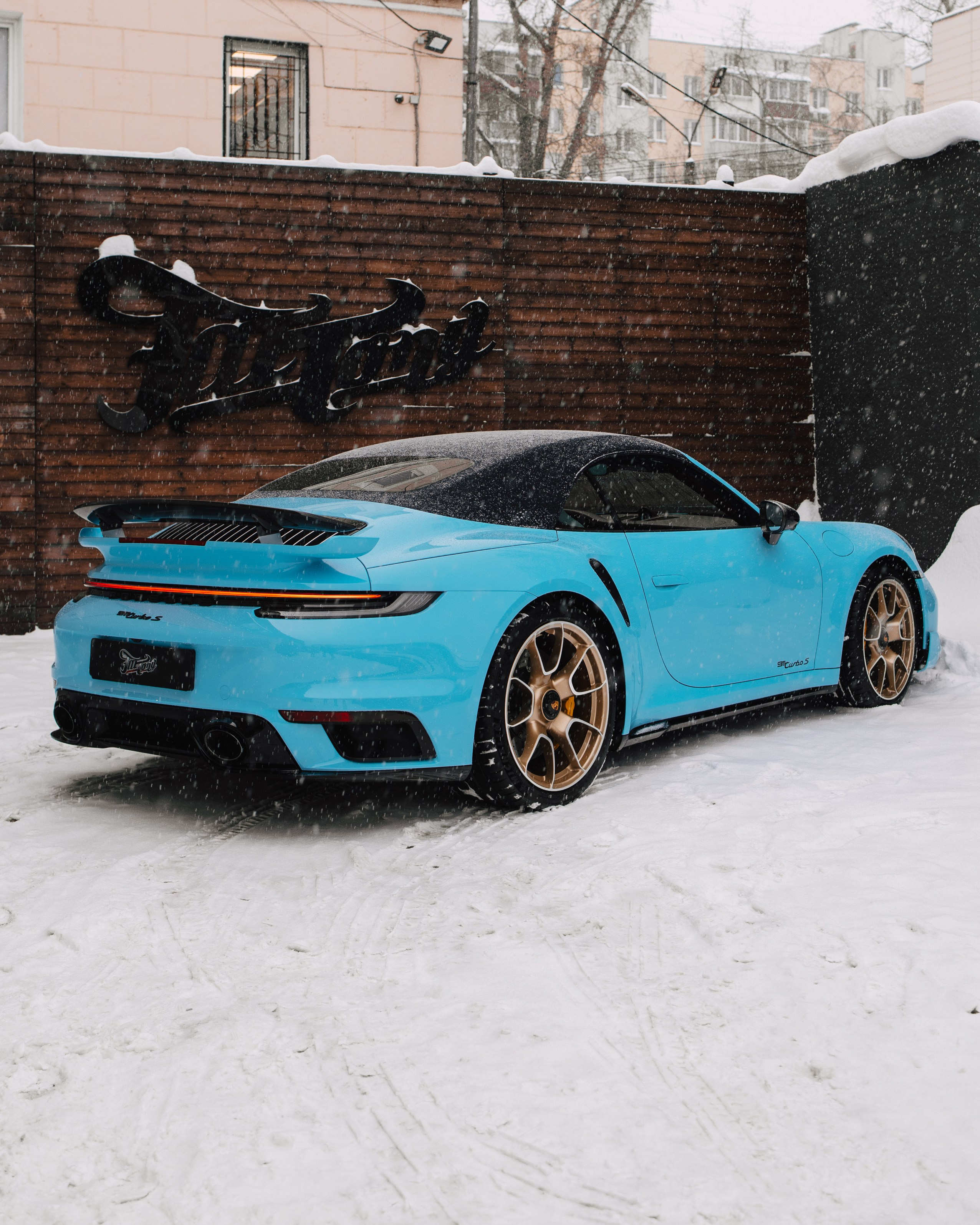 Porsche 911 оклейка в голубой полиуритан с проемами. DeLorein