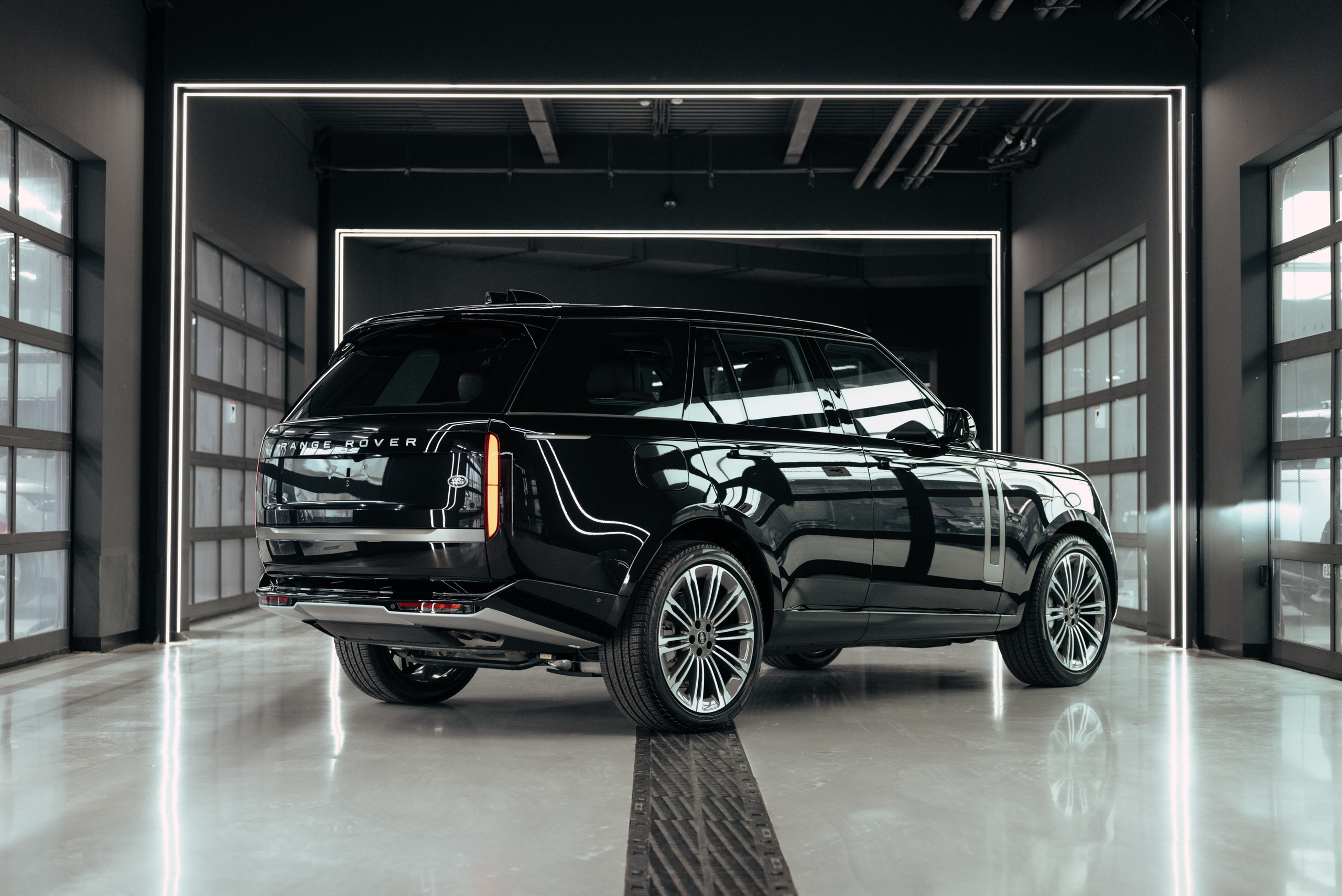 Range Rover black on red. DeLorein