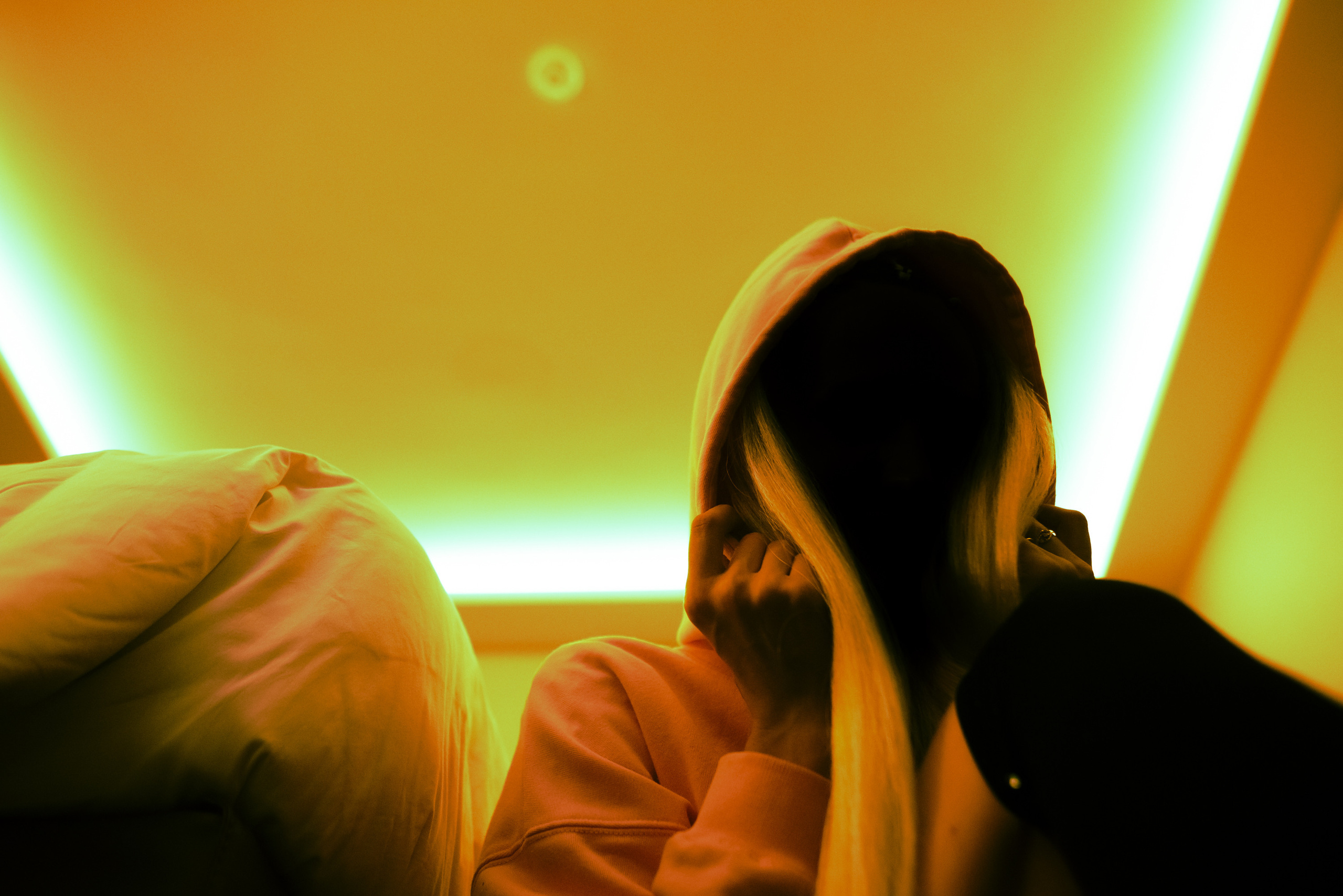 Фотосессия в отеле | Камерная съёмка пар в Москве. Артём Савиных — профессиональный фотограф в Москве | Репортажи, свадьбы, портреты