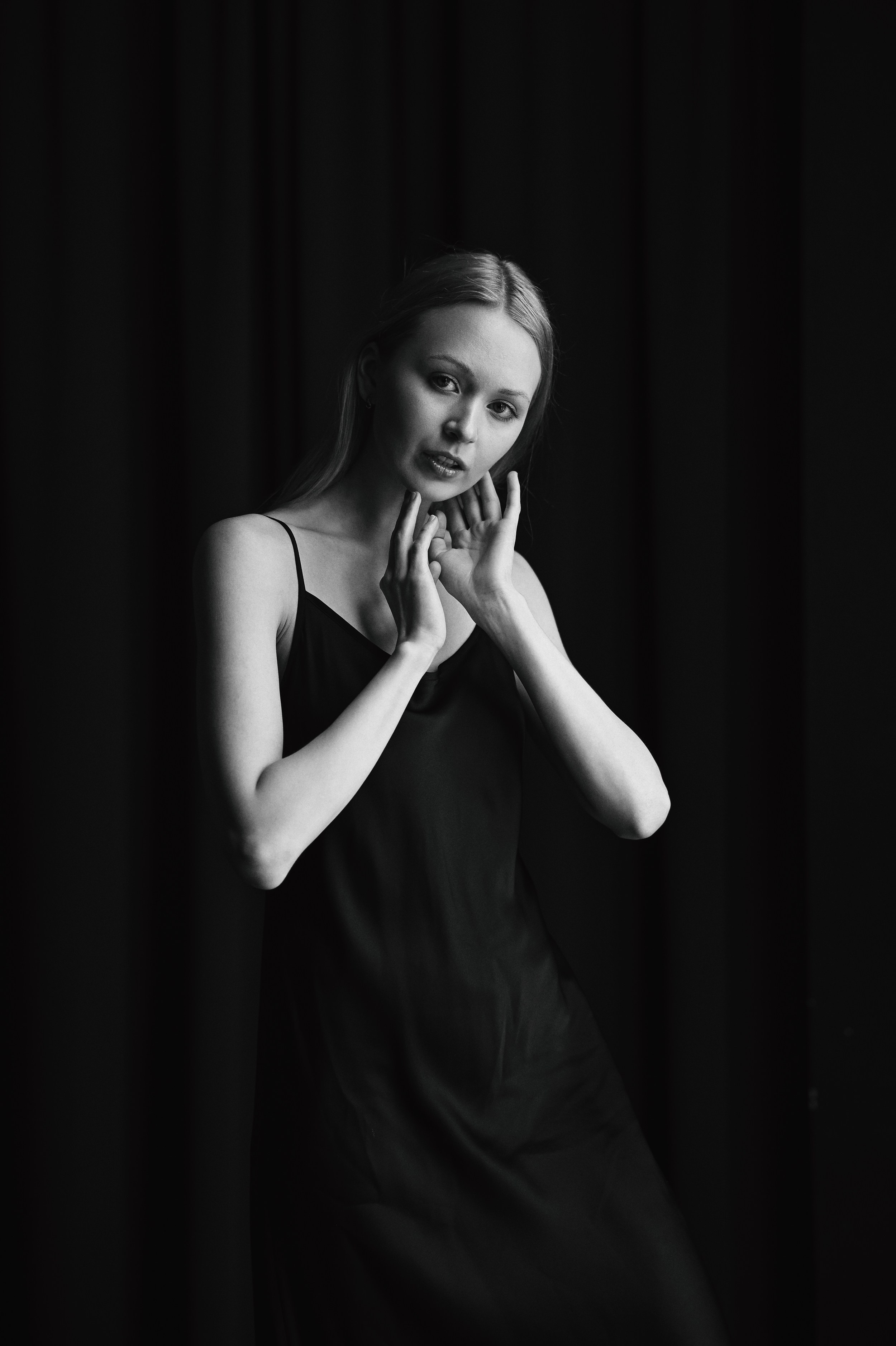 Монохромная фотосессия для девушки в студии Казани