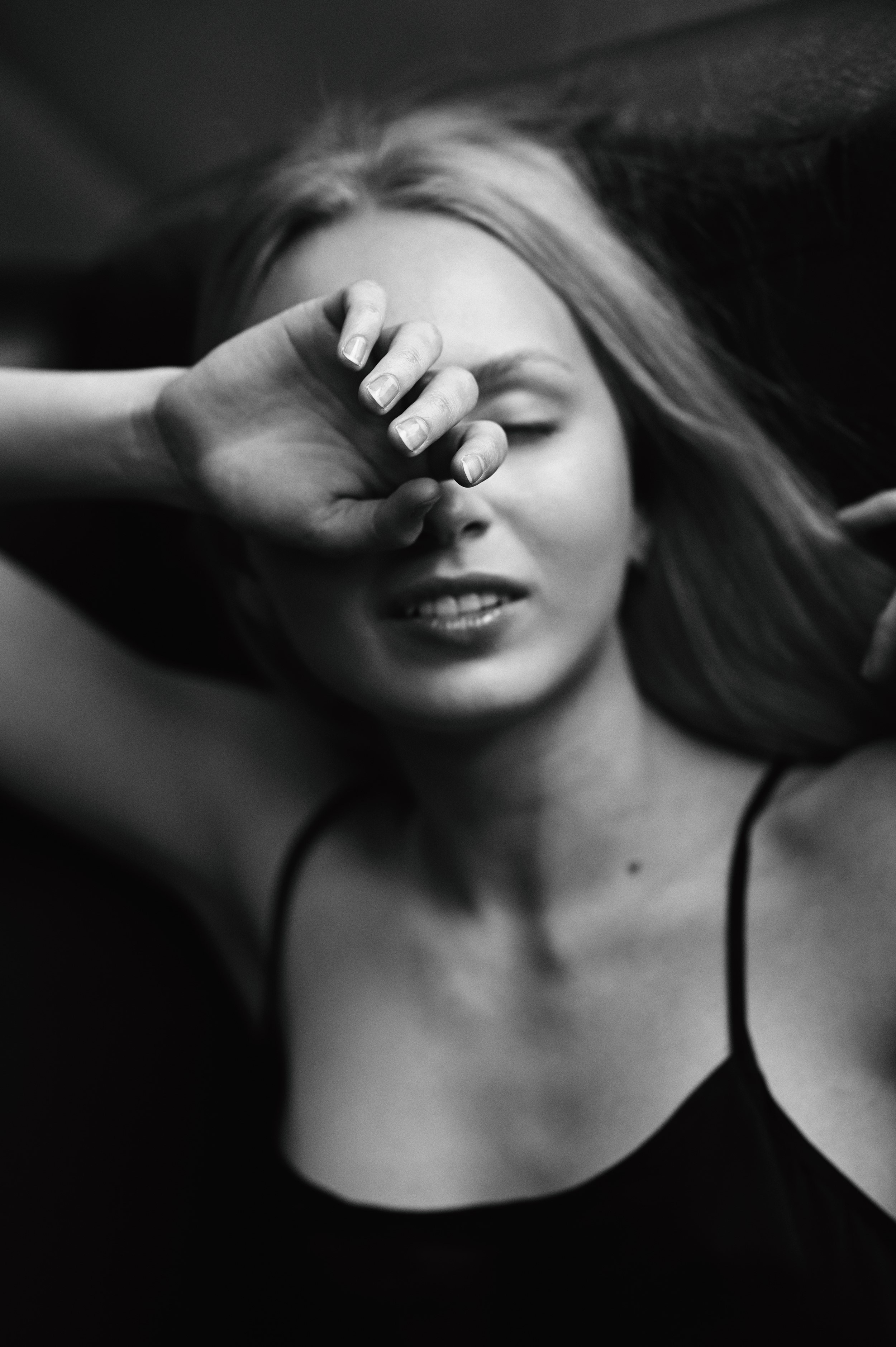 Монохромная фотосессия для девушки в студии Казани