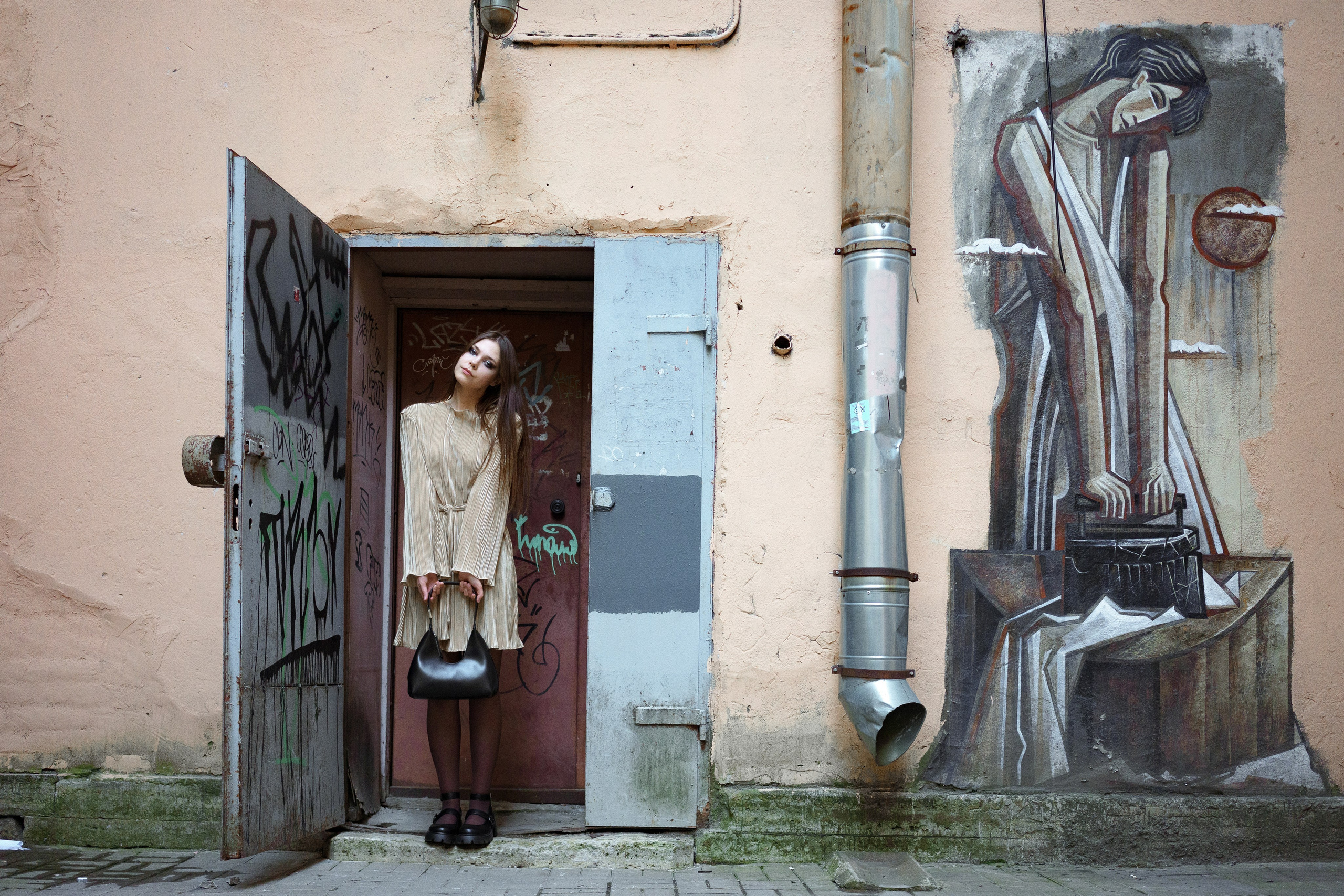 Фотосессия в проходных дворах и неклассическом центре СПб | Лена Голубева