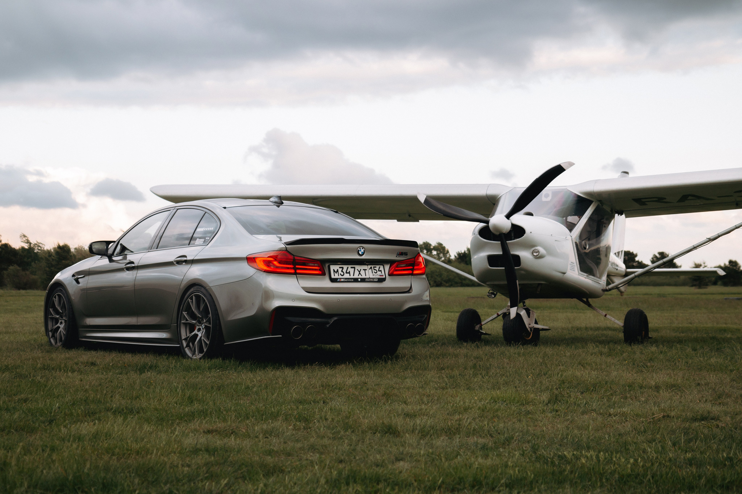BMW M5 with plane. Автомобильный фотограф и видеограф в Новосибирске|Александра Косухина