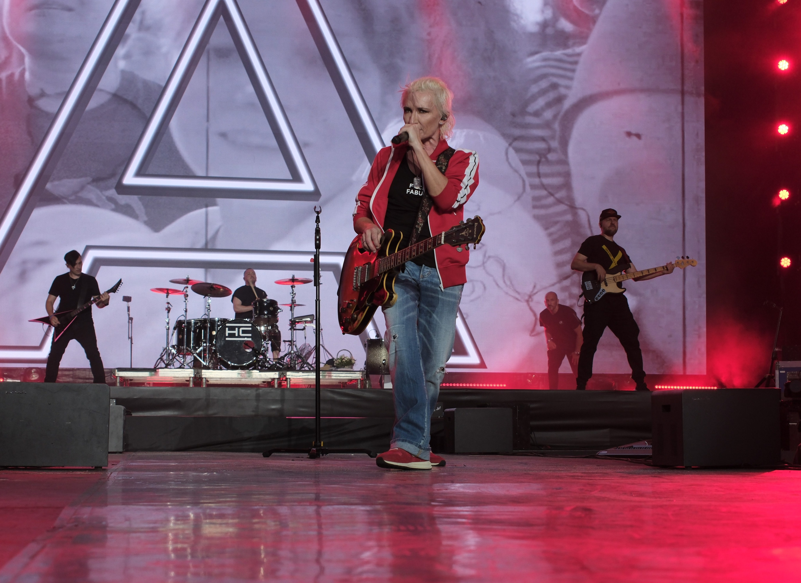 Диана Арбенина (группа «Ночные снайперы») — Москва, МТС Live Лето 2024. RedGeek - блогер и стручњак за образовање и ИТ Кирил Ситнов