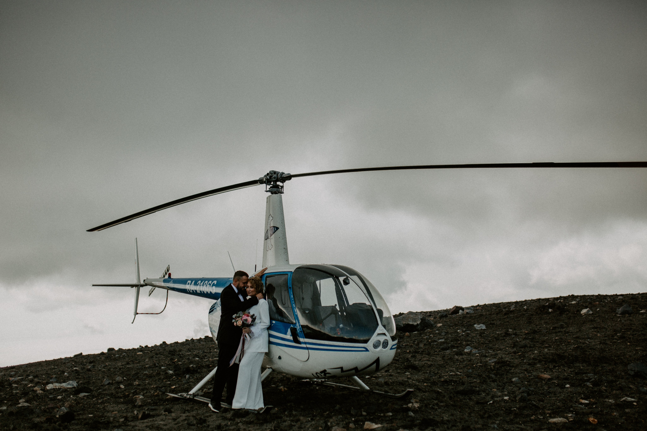 Ветролетный полет Вулкан Малый Семячик. Свадебное фото и видео на Камчатке. Туристические маршруты