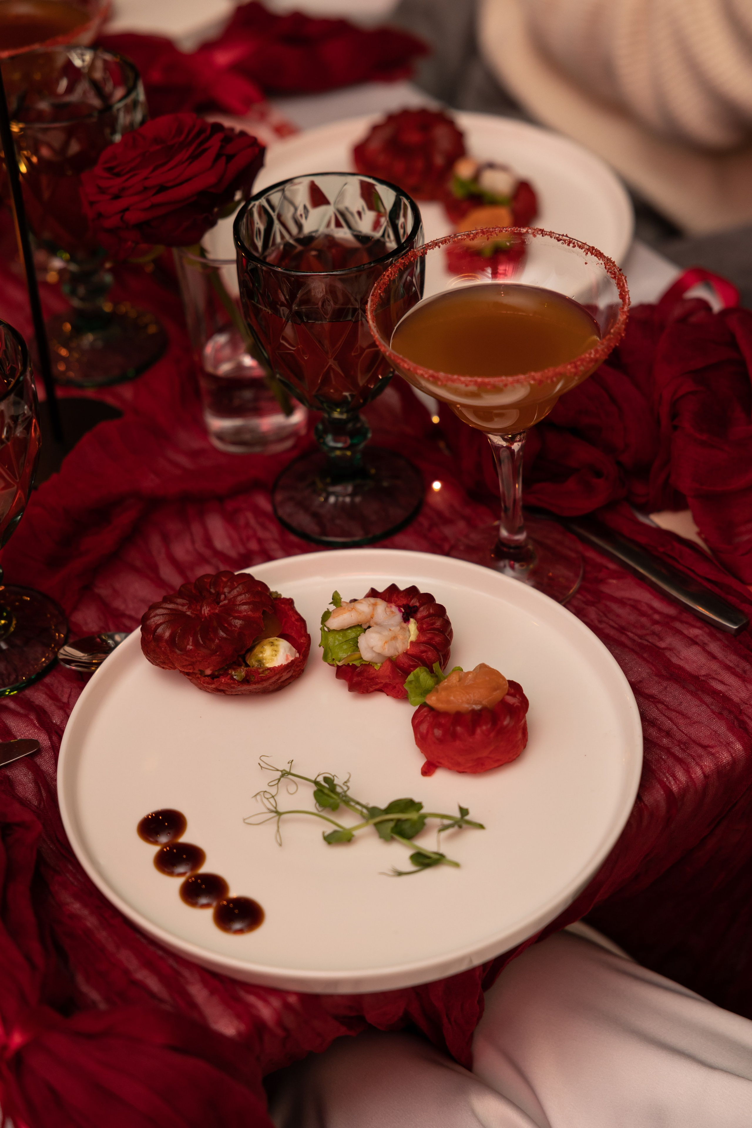 День рождение Марии, иммерсивный ужин. Семейный и женский фотограф, стильный репортаж в г. Новосибирск