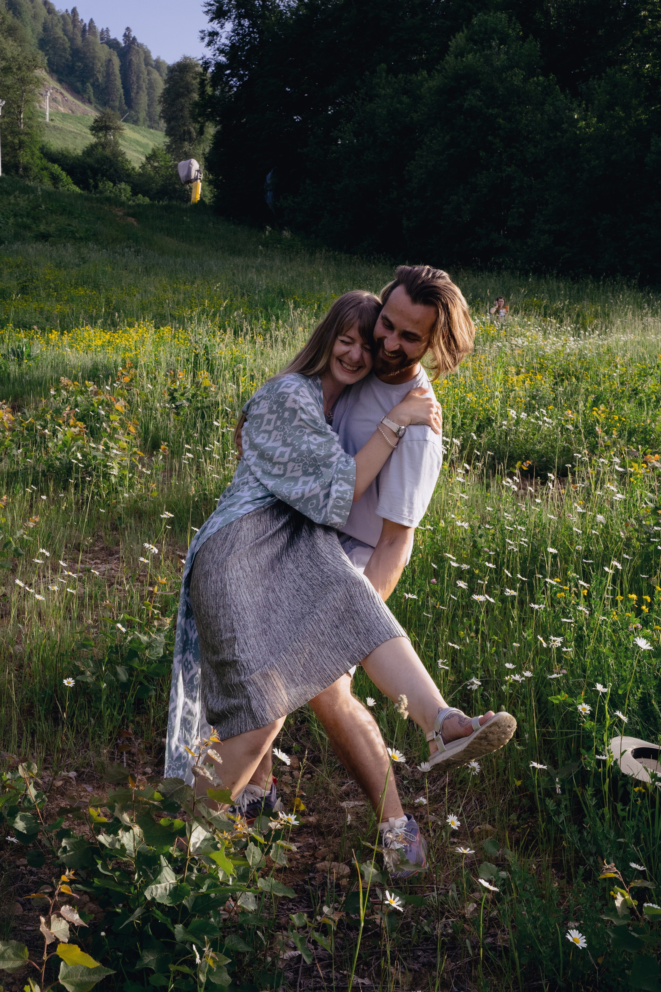 Фотокадр в движение пары как поднимает парень девушку