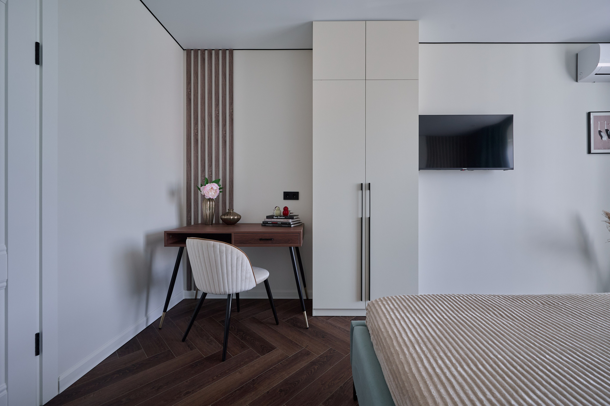 белые шкафы деревянный стол белое сиденье телевизор 