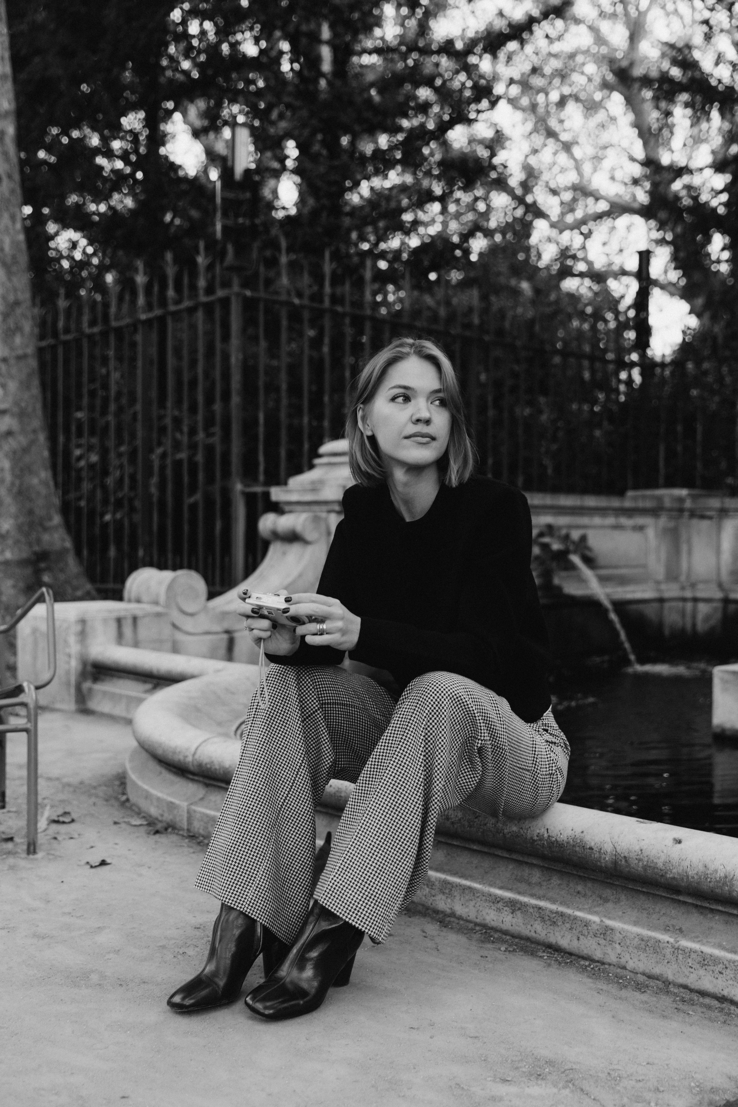 September sun. Photographer in Paris