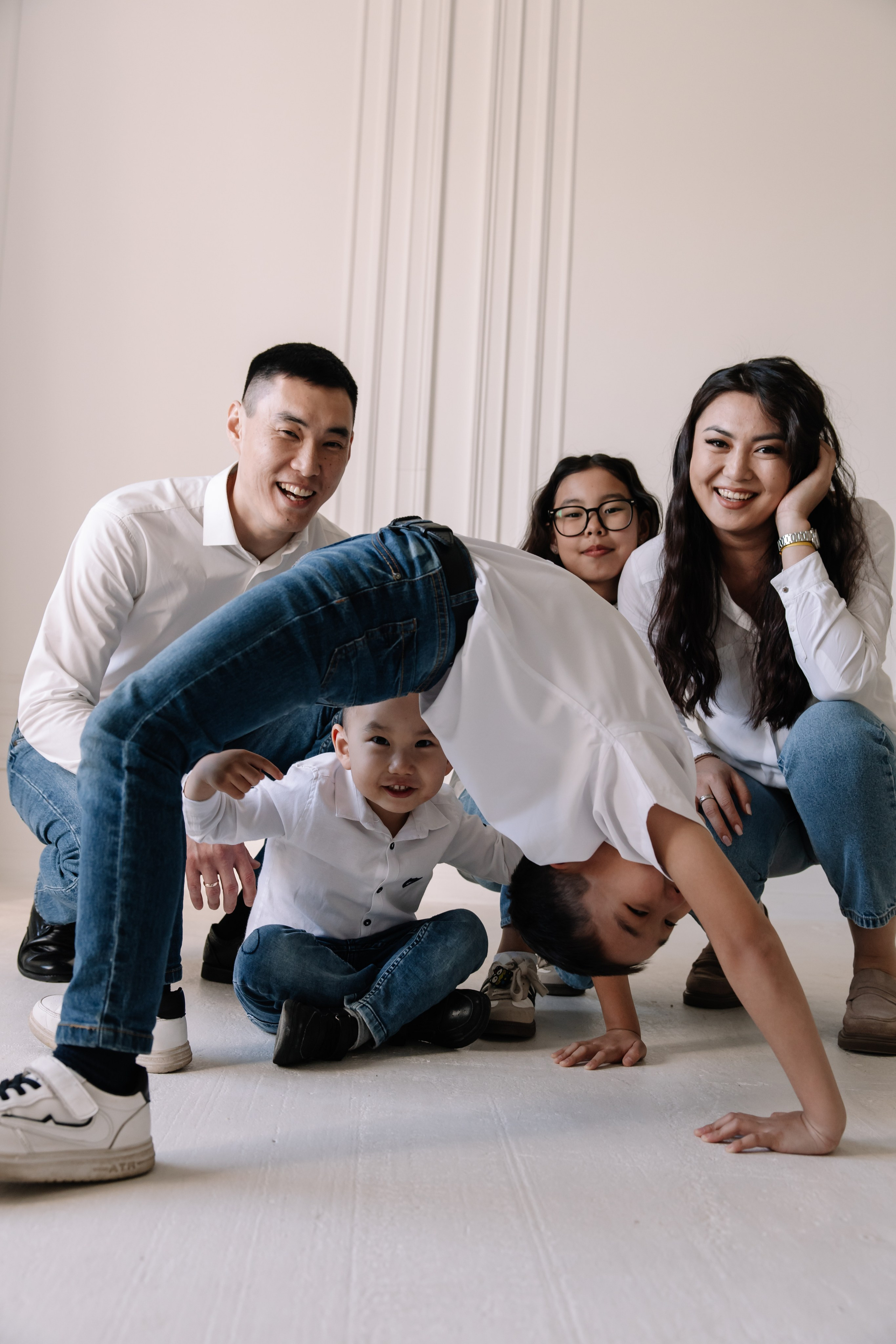 Семейная фотосессия в студии. Свадебный и семейный фотограф в Элисте Лиджик Сарлов