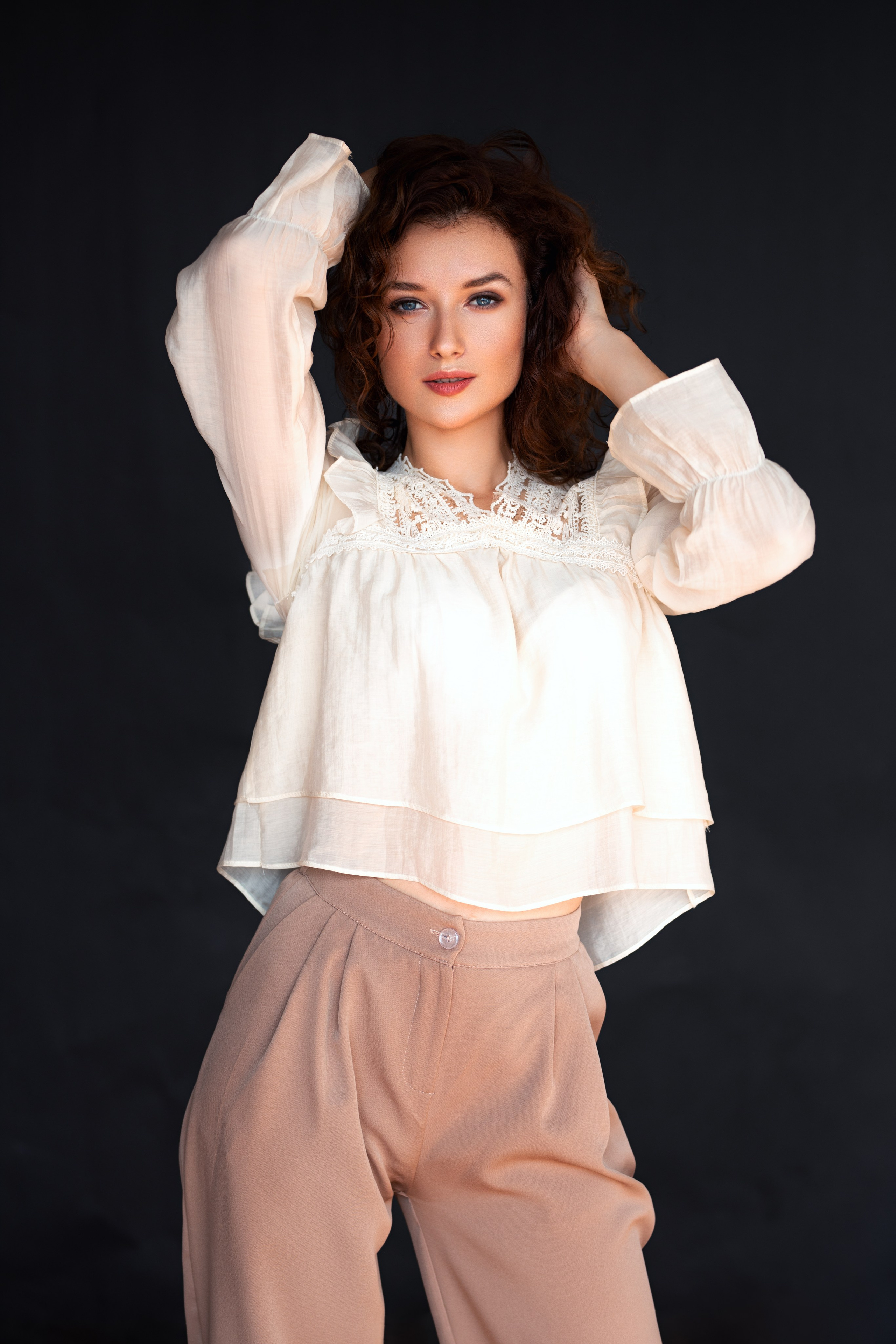 Фотосет с Анастасией в студии с минимальным интерьером в формате для «себя»