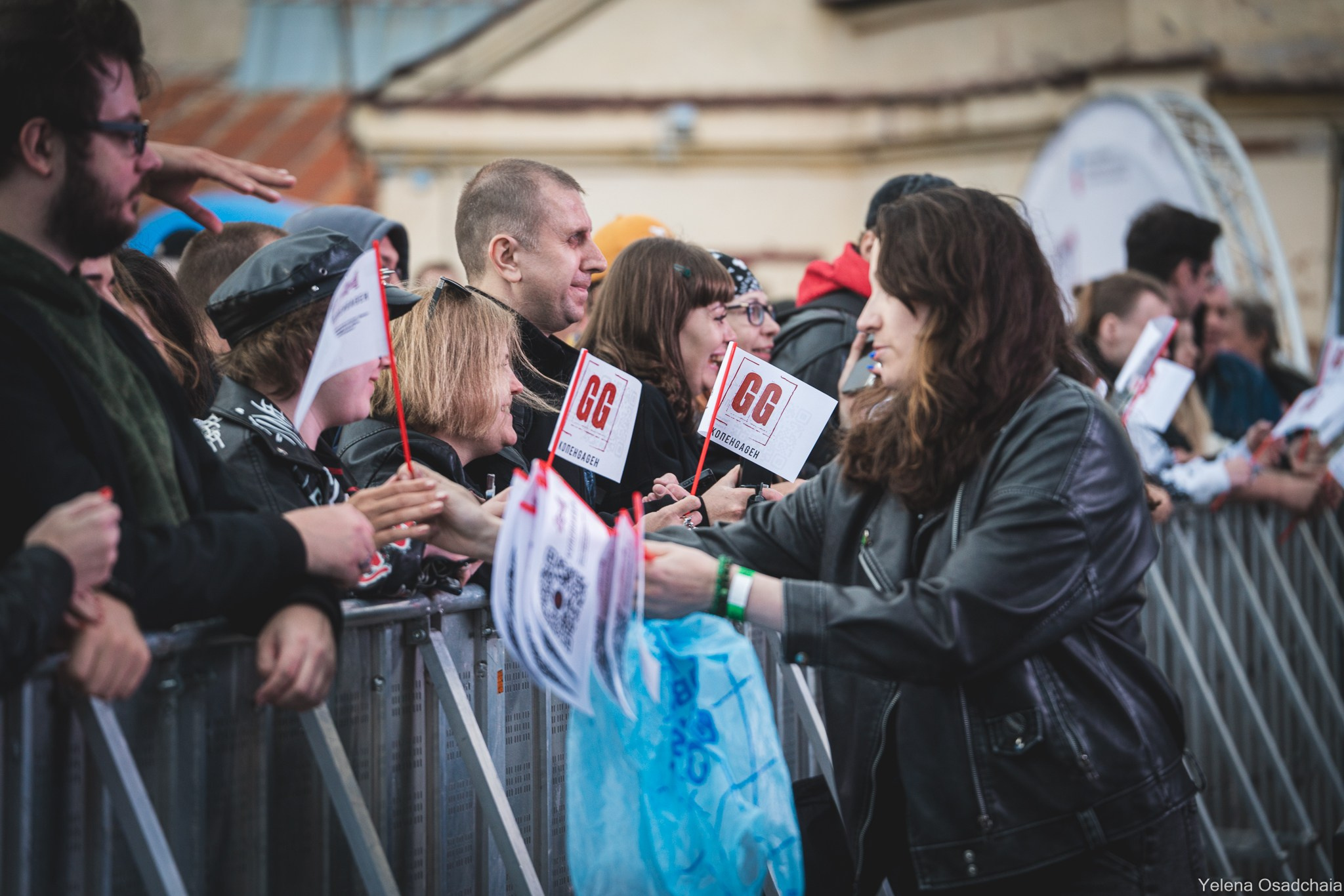 Живой 2025 — День 1. Елена Осадчая — фотографирую музыку на сцене и в жизни