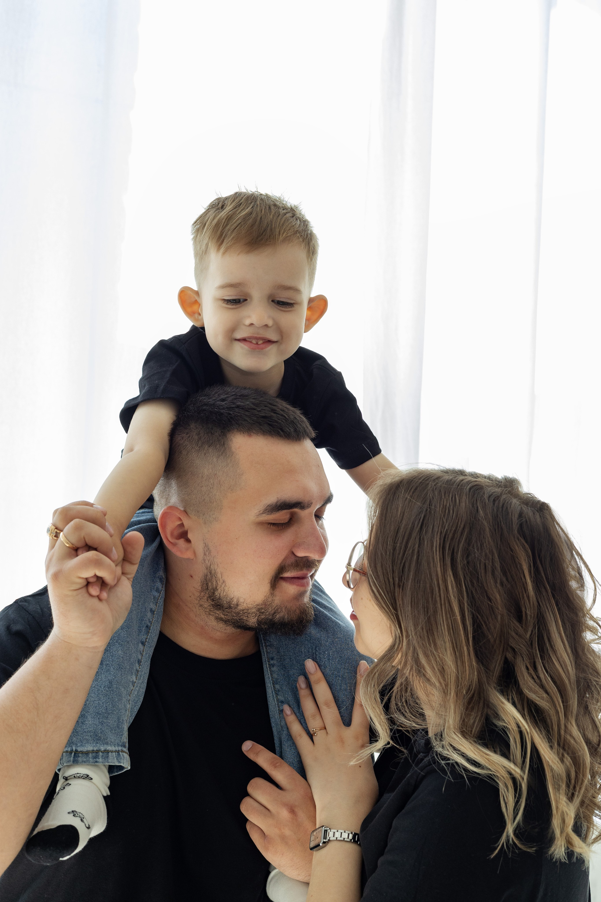 Семейная фотосессия в студии (Михаил, Крестина и Макар). Женский фотограф в Орске Новотроицке Динара Долганова