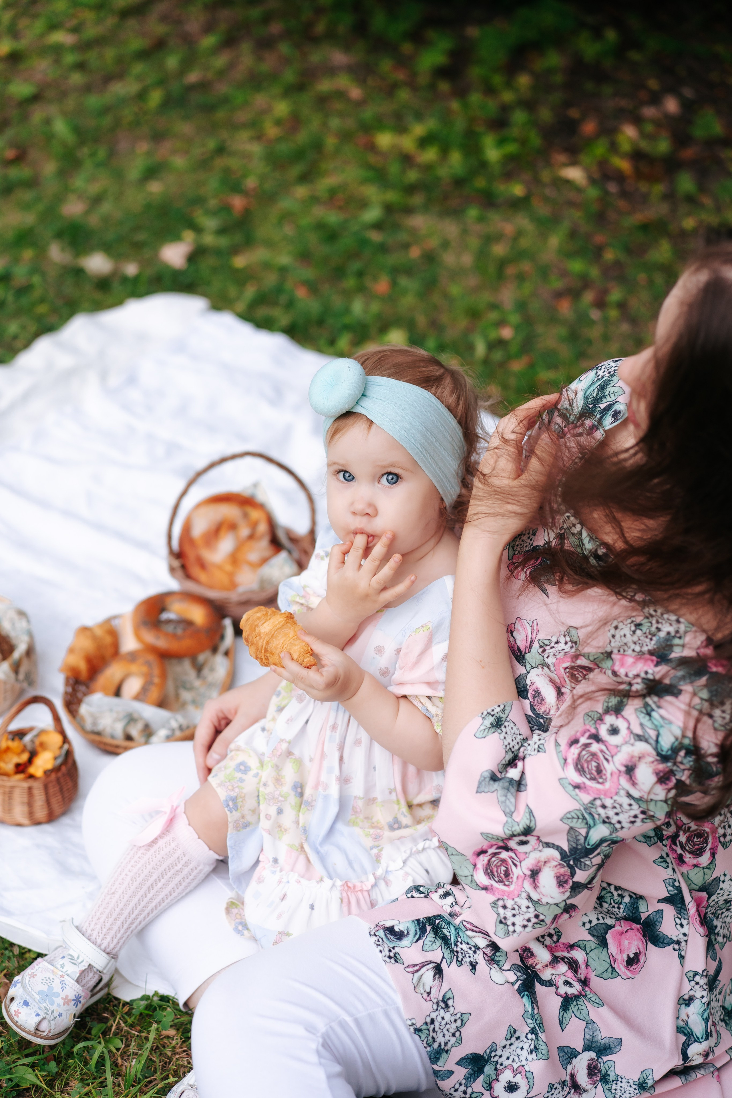 Евангелина с мамой в парке. Детская, семейная фотостудия в Санкт-Петербурге