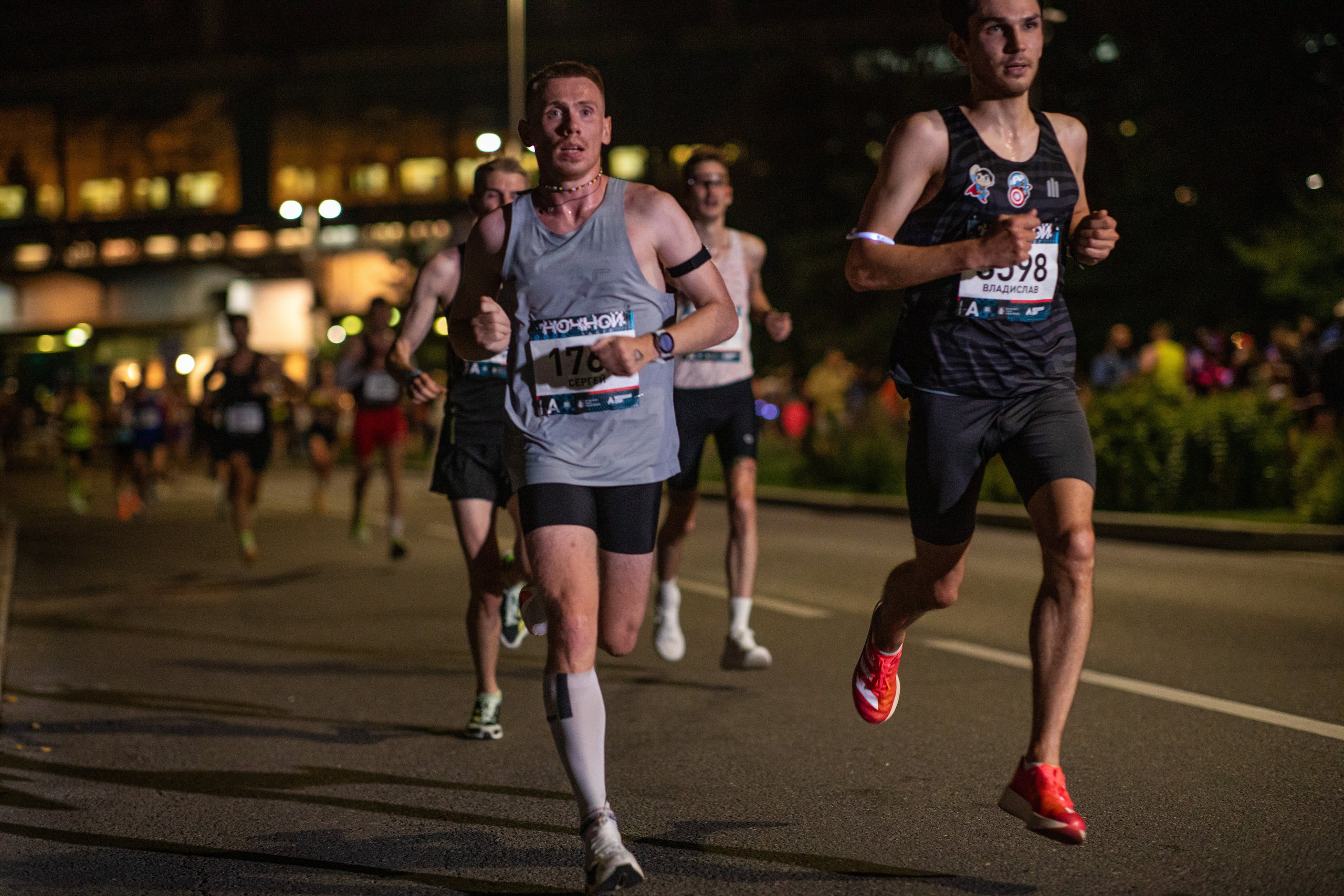Ночной забег в ленте фотографий бегунов 03.08.24. Фотограф Сергей Ловкий