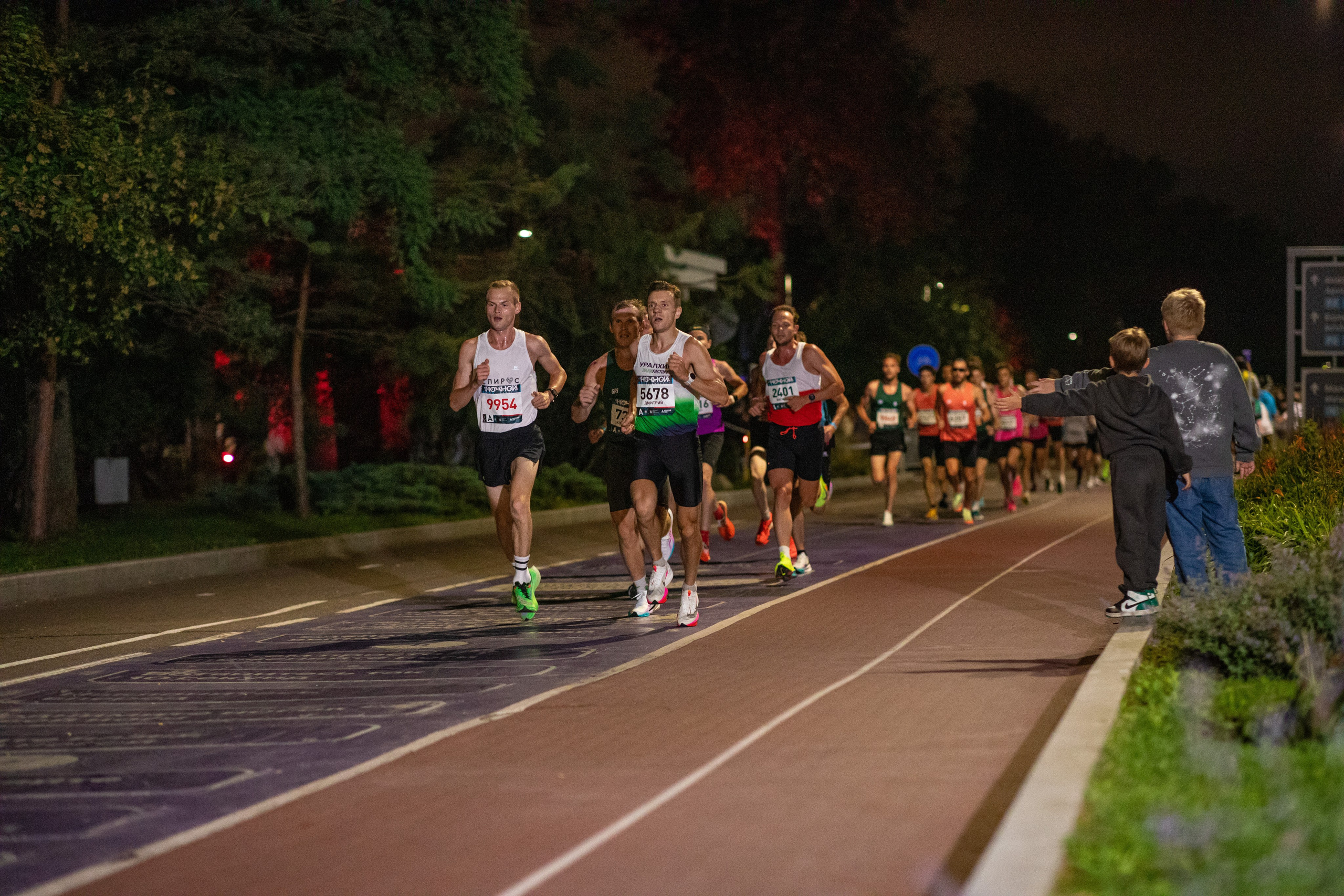 Ночной забег в ленте фотографий бегунов 03.08.24. Фотограф Сергей Ловкий