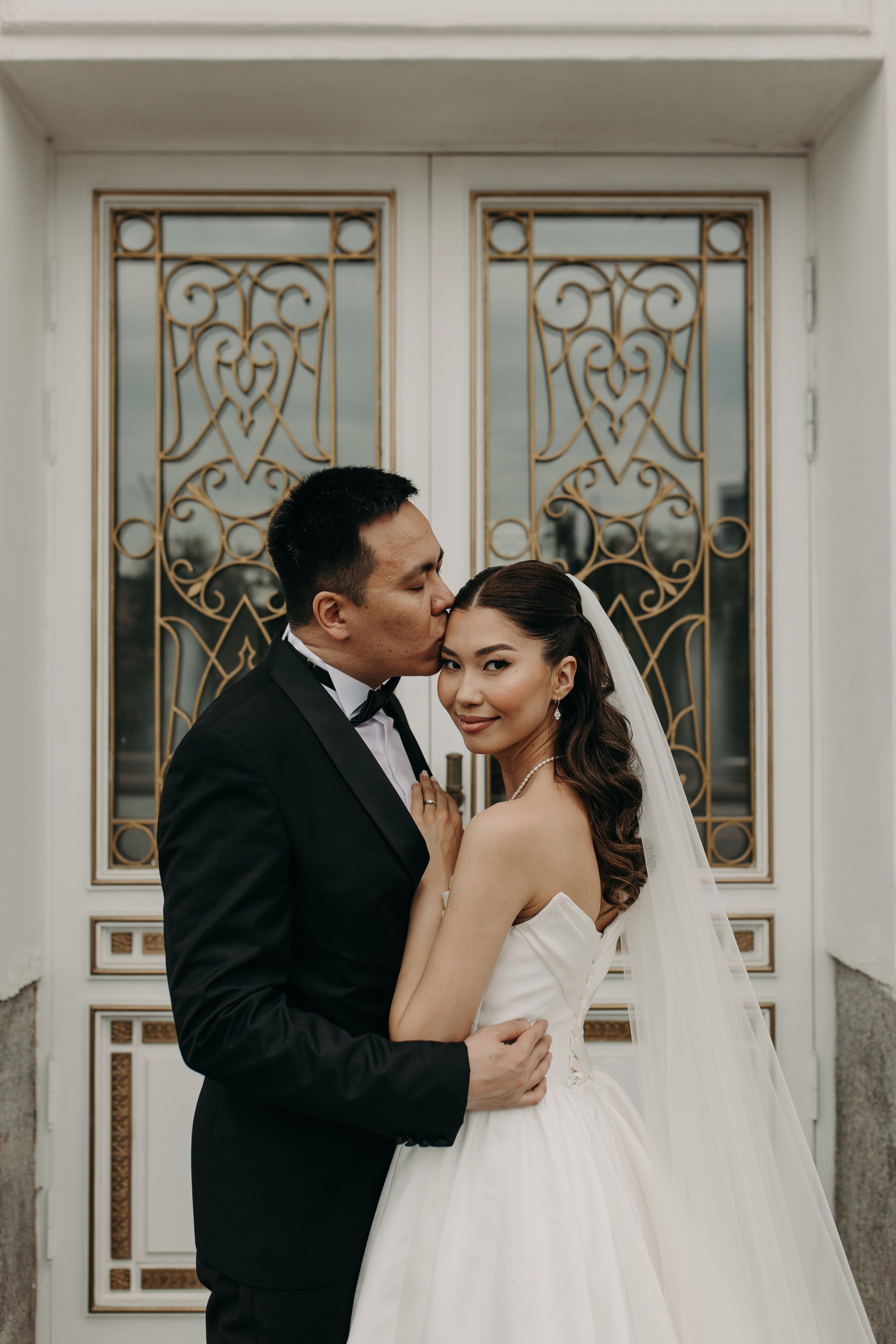 Прогулка и два бокала игристого…. Свадебный и семейный фотограф в Алматы Laura Dosmann