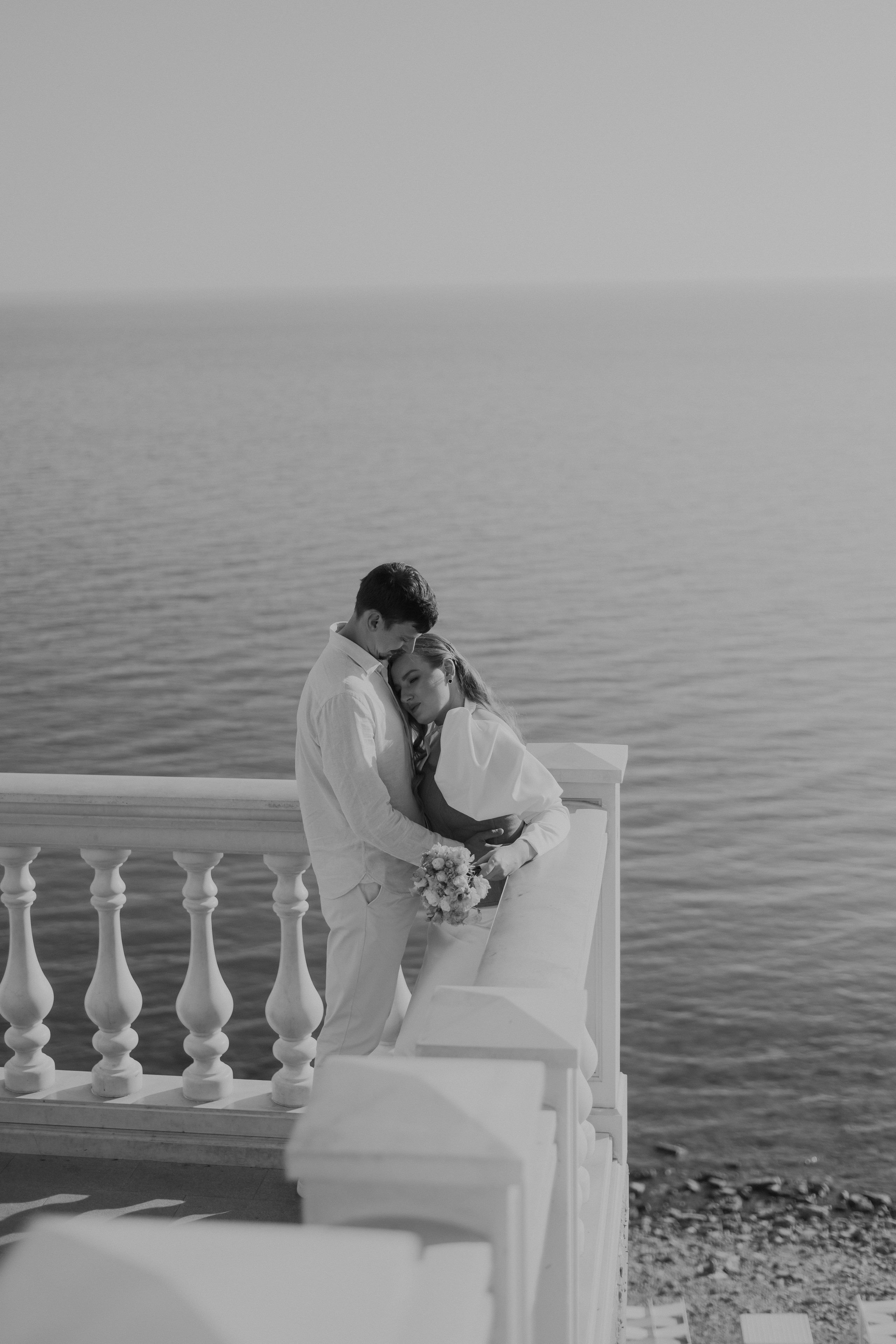 Свадебная фотография молодоженов на фоне побережья Анапы: романтический момент у моря