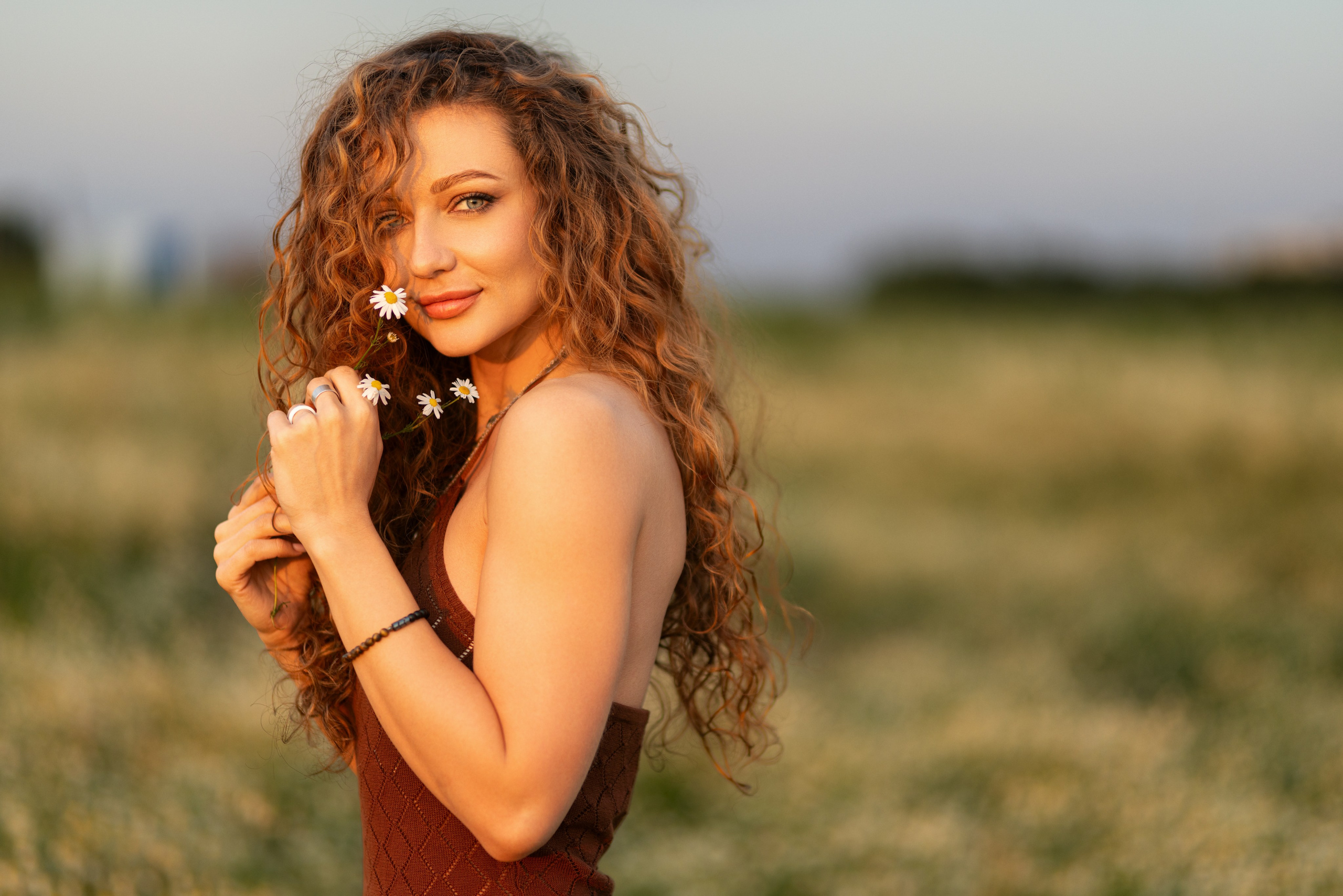 Фотосет на рассвете с Дианой в поле ромашек и пшеницы в формате для «себя». Дмитрий Шульгин, портретный фотограф в Воронеже