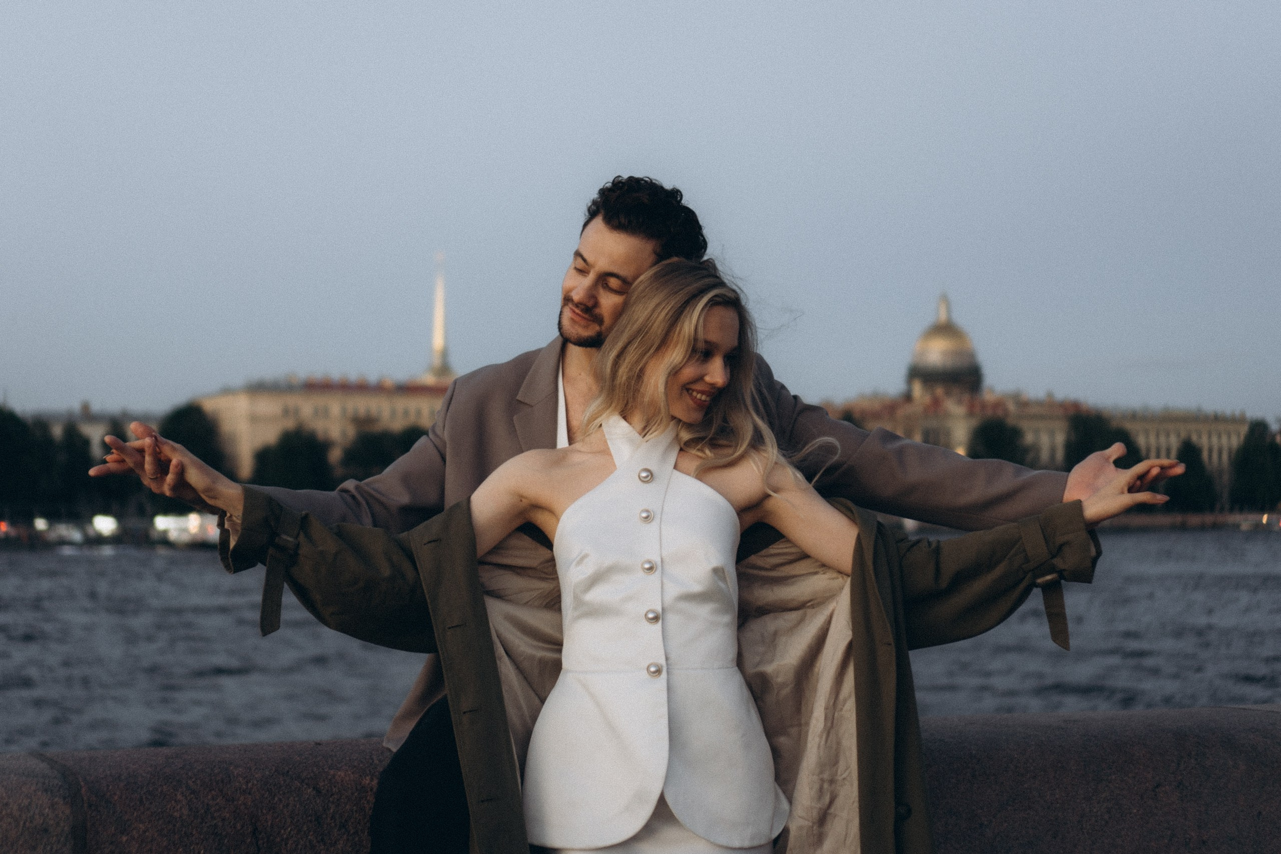 СВАДЕБНАЯ СЬЕМКА ПАРЫ НА РАССВЕТЕ В БЕЛЫЕ НОЧИ И ПРОГУЛКА С РАЗВОДНЫМИ МОСТАМИ И ПИКНИК ВОЗЛЕ ИСАКИЕВСКОГО СОБОРА. Профессиональный фотограф, Санкт-Петербург — Виктория Богомолова