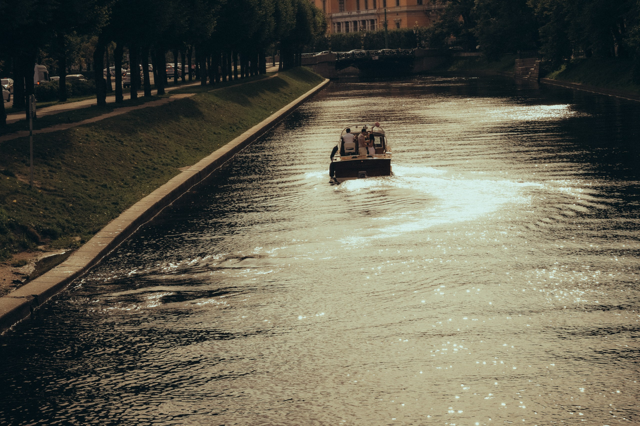 СВАДЕНБНАЯ СЬЕМКА НА КАТЕРЕ ПО КАНАЛАМ САНКТ-ПЕТЕРБУРГА И В АКВАТОРИИ НЕВЫ. Профессиональный фотограф, Санкт-Петербург — Виктория Богомолова