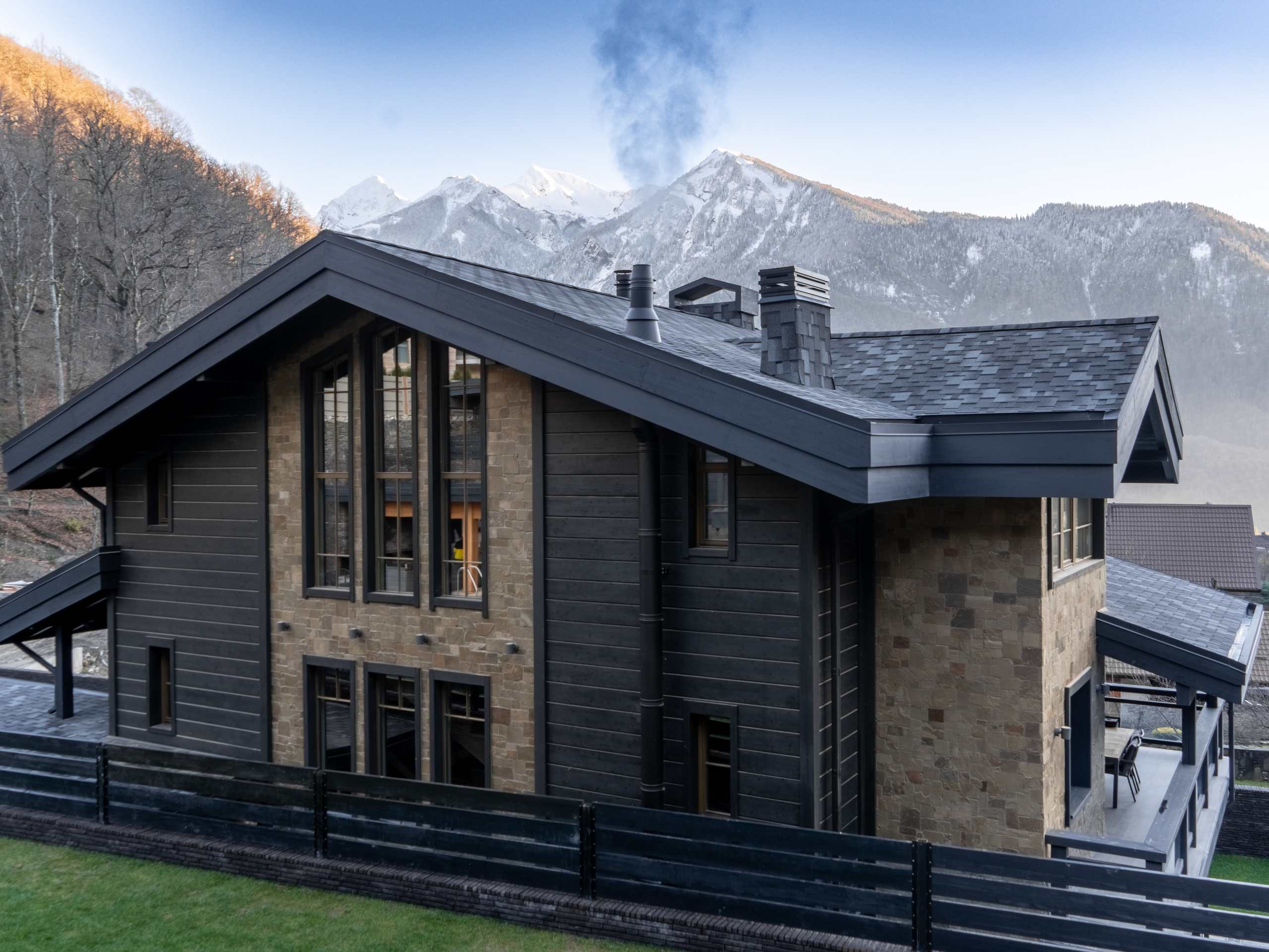 Загородный комплекс в стиле шале — экстерьер. Репортажный фотограф в Красной Поляне и Сочи Павлюченко Екатерина