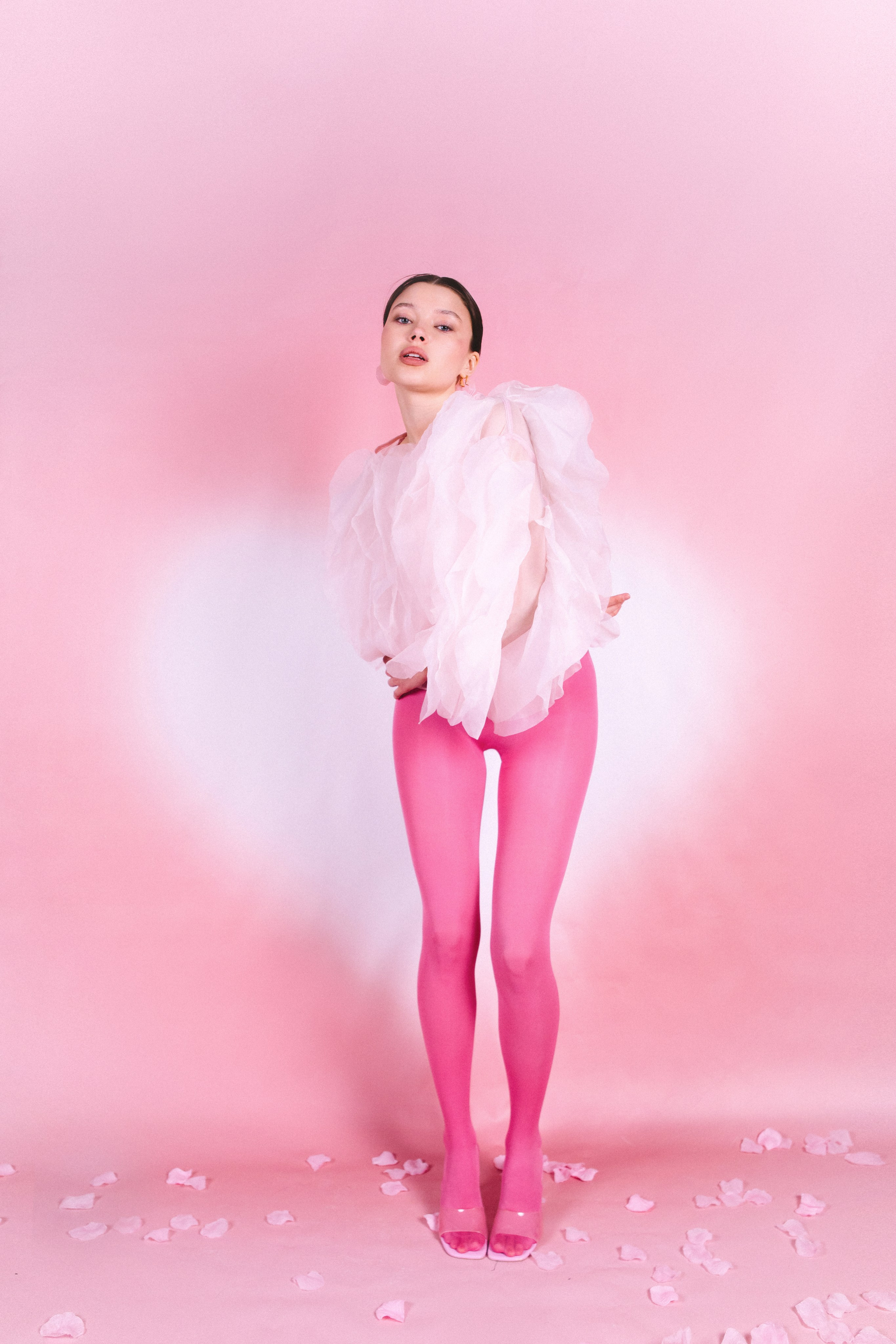 Регина. Фотосессия на розовом фоне. Фотограф в Москве Ольга Сатони