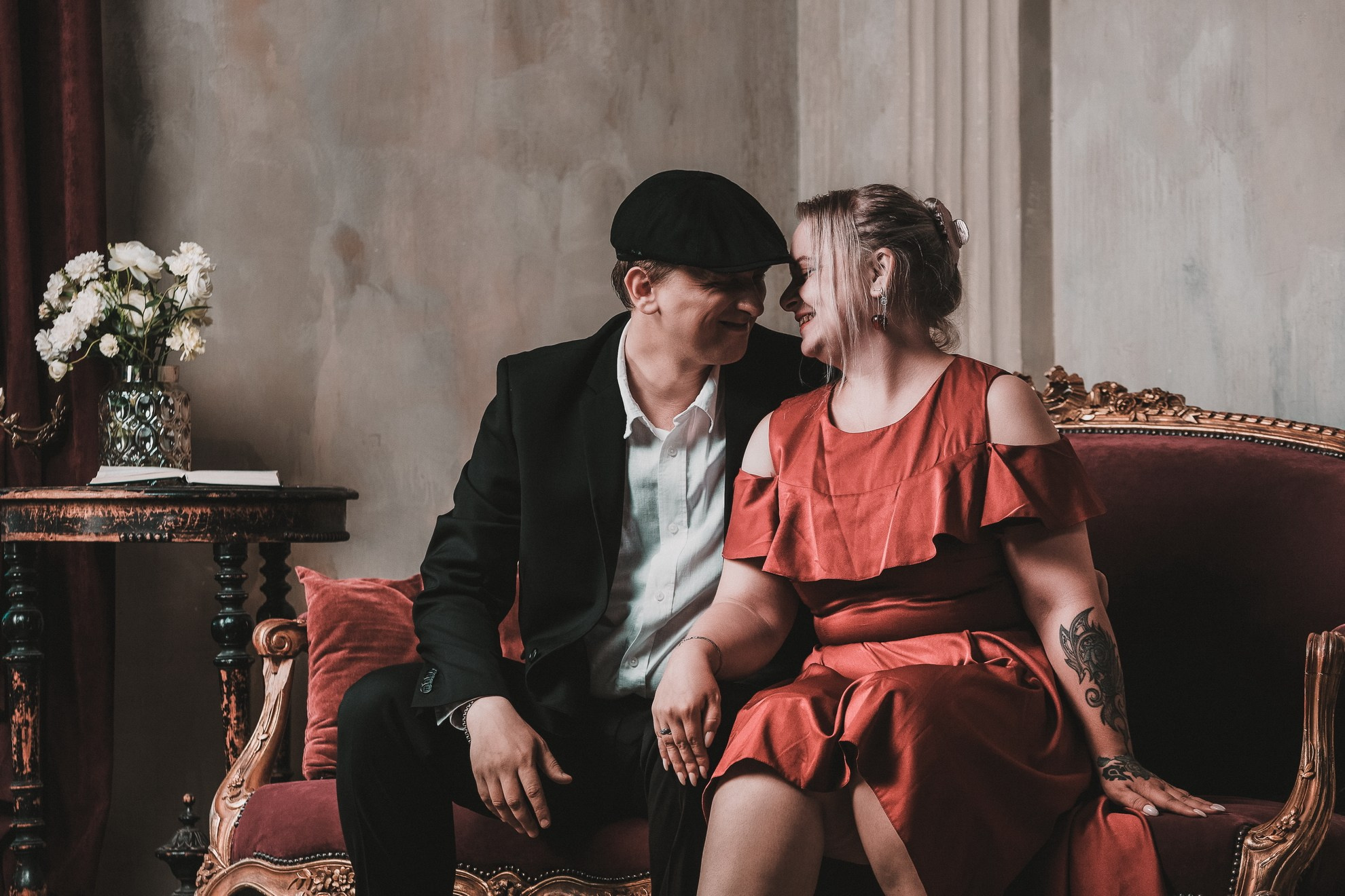 Профессиональная фотосессия в Санкт-Петербурге. Фотограф Сергей Пушкин. Частная студийная фотосъёмка в спб. Лавстори в студии. Портретная фотосъёмка в интерьере. Фотограф на память. Заказать фотосессию в Петербурге. 