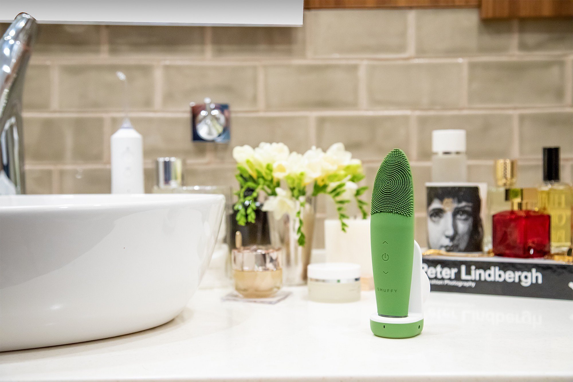 Массажер для лица смуффи в интерьере